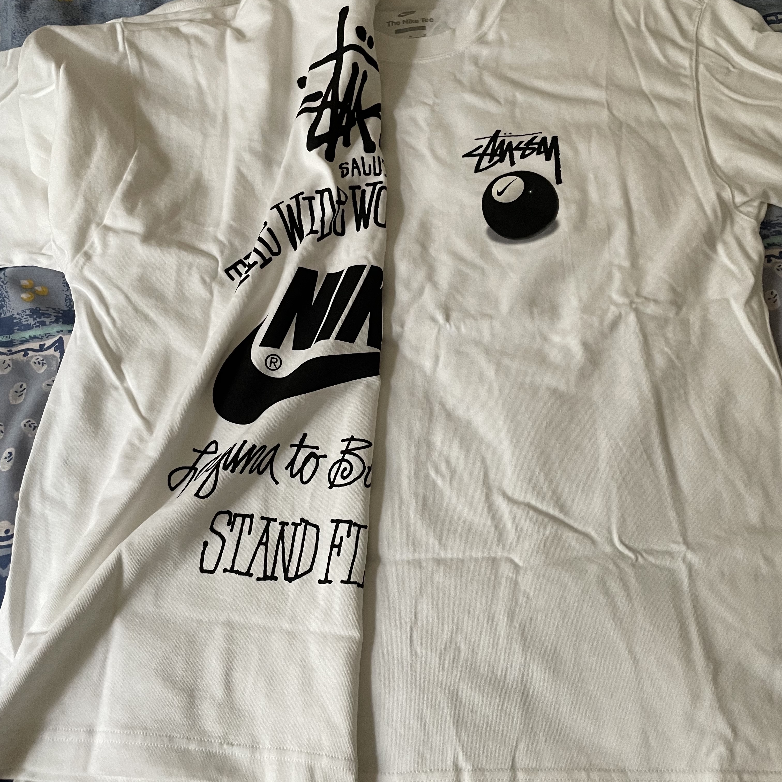 Nike x Stussy T-Shirt White (DV1774-100), Nike x Stussy NRG FL SS 8 Ball T-Shirt White (DO9322-100) 착용 스타일 - 3