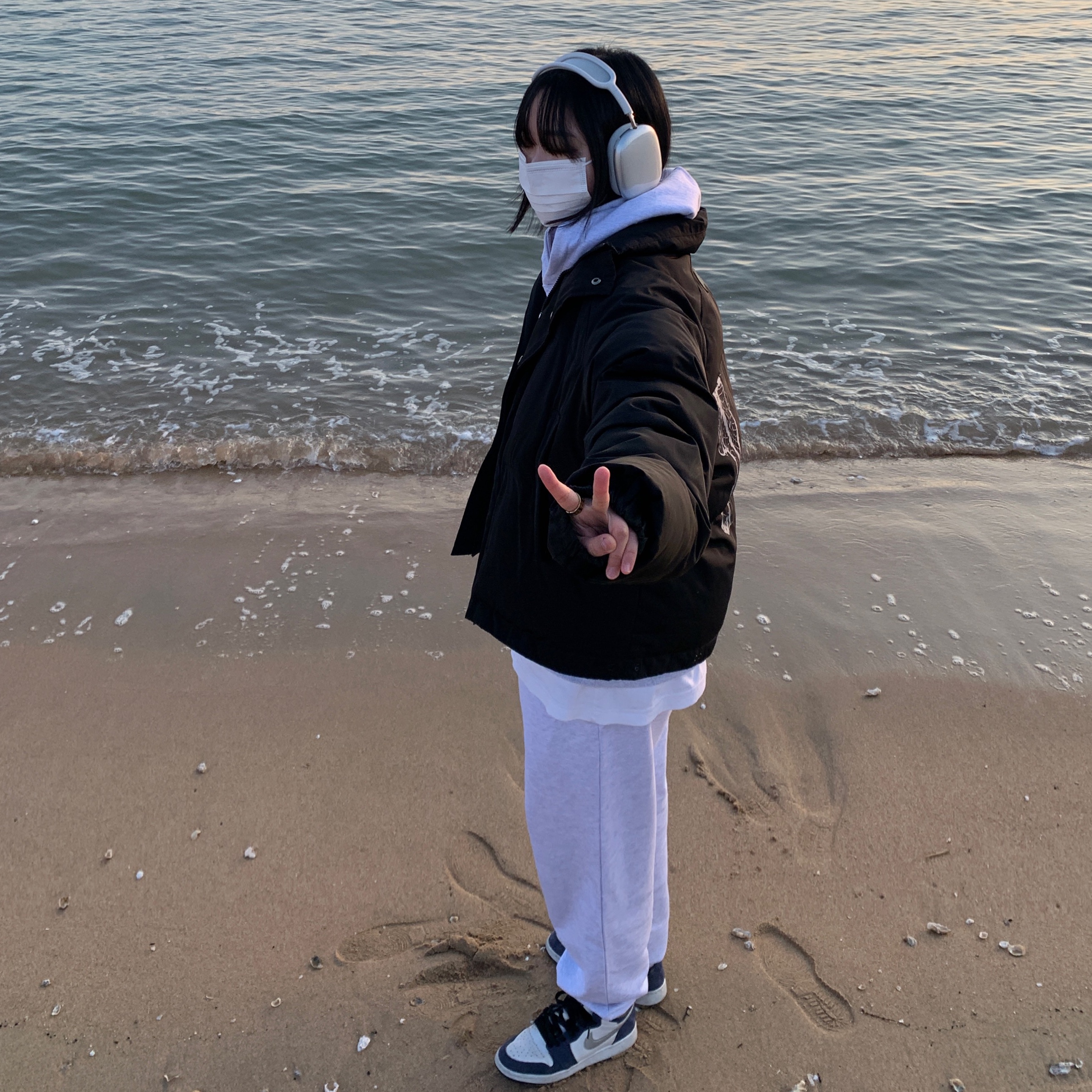 Apple AirPods Max Lightning Silver (Korean Ver.), Sansan Gear Logo Hoodie White Melange - 22FW 착용 스타일