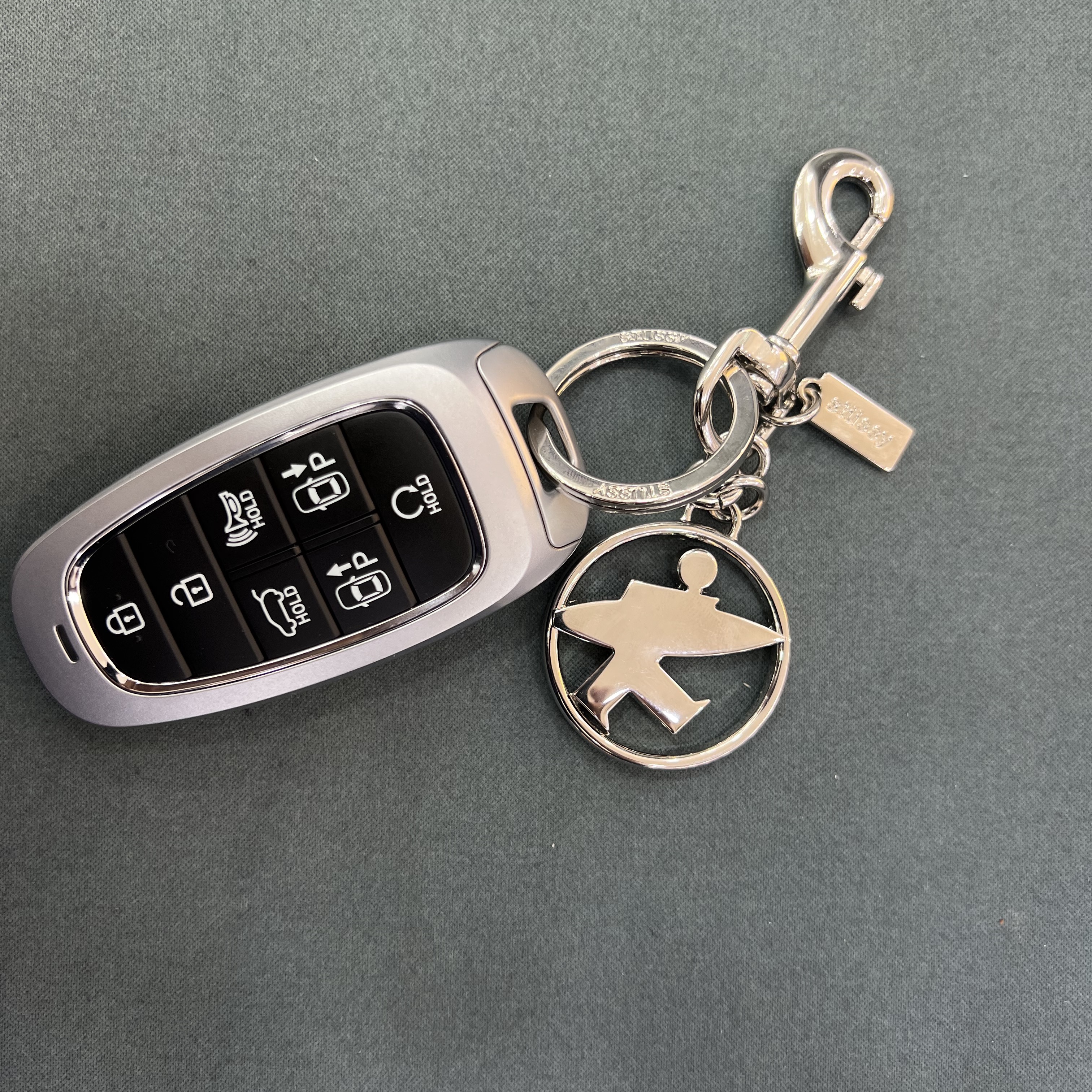 Stussy Surfman Keychain Silver 착용 스타일