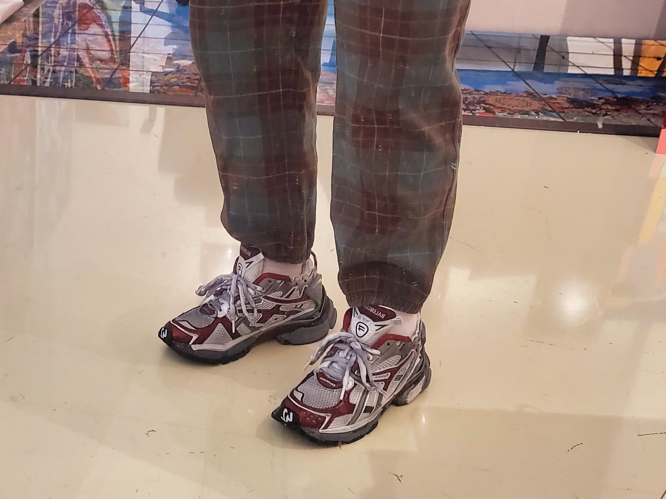 Balenciaga Runner Sneakers Grey Burgundy 착용 스타일 - 4