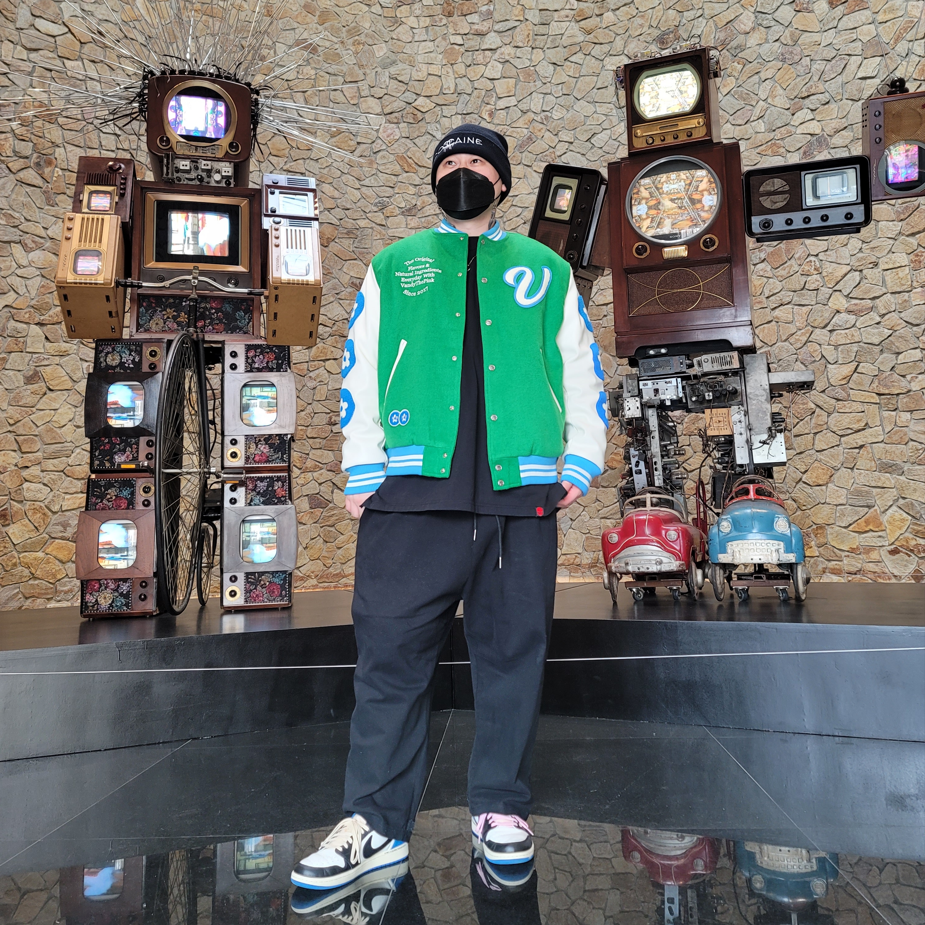 Vandy The Pink Lemonade Varsity Jacket, Jordan 1 x Travis Scott x Fragment Retro Low OG SP Military Blue 착용 스타일 - 1