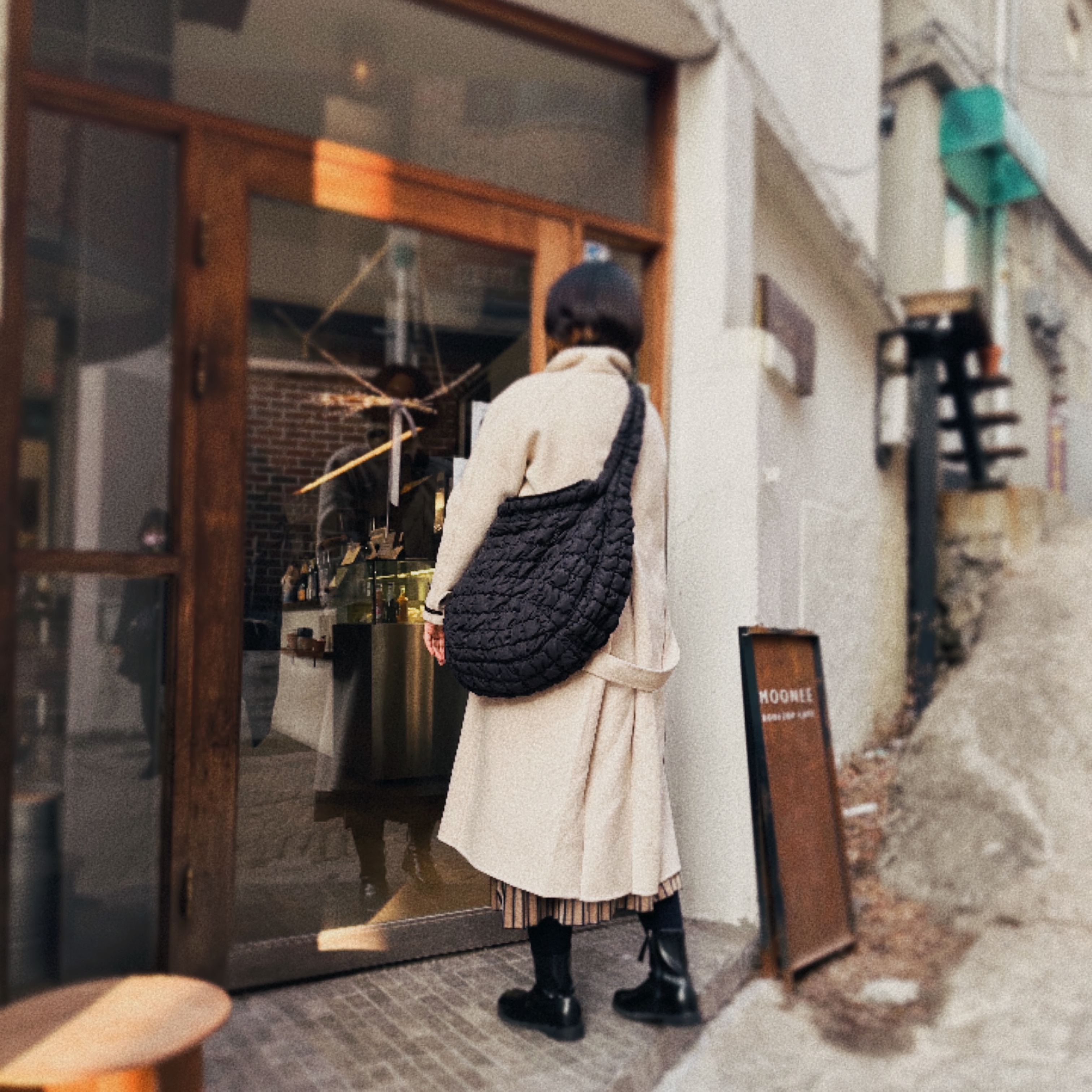COS Quilted Oversized Shoulder Bag Black 착용 스타일