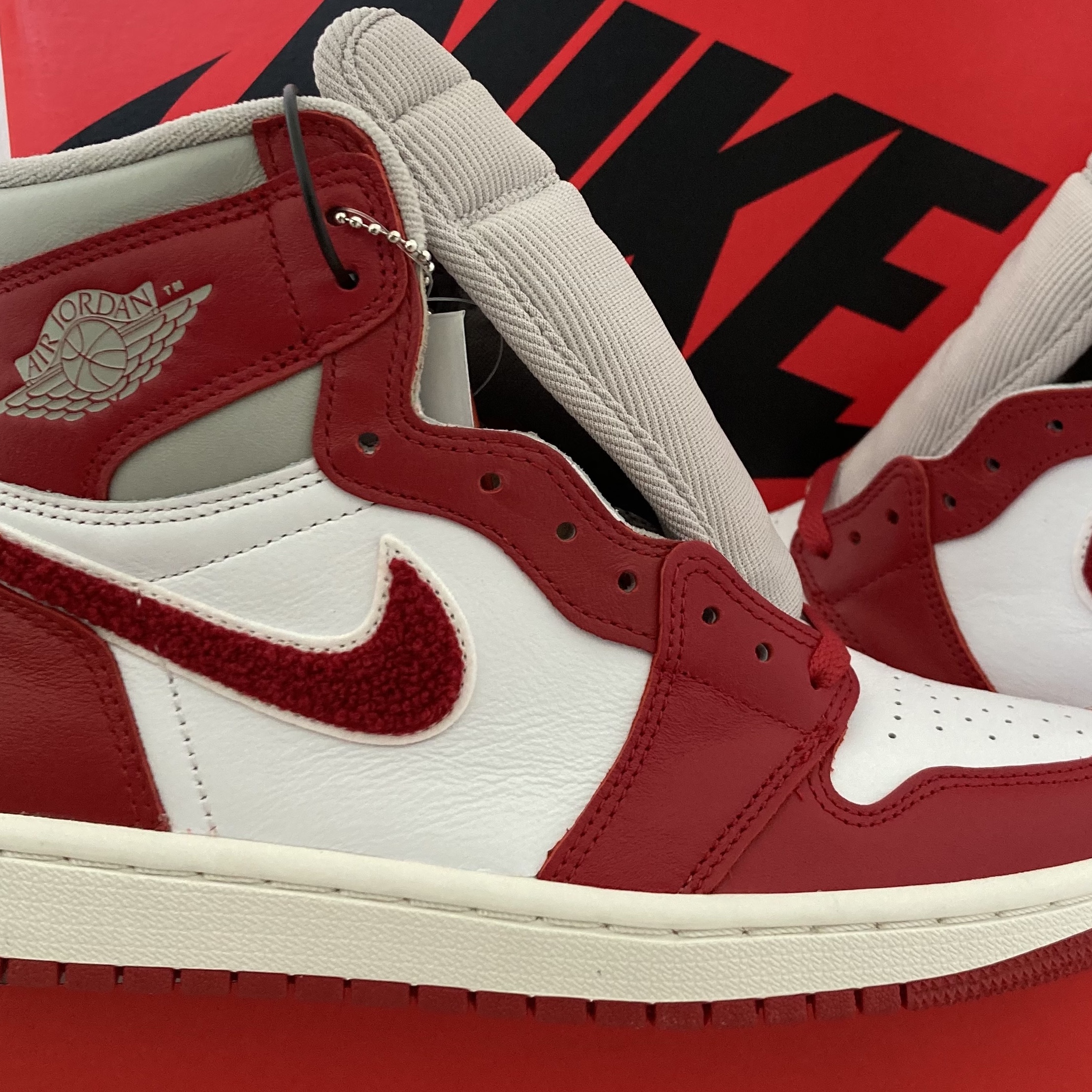 (W) Jordan 1 Retro High OG Varsity Red 착용 스타일