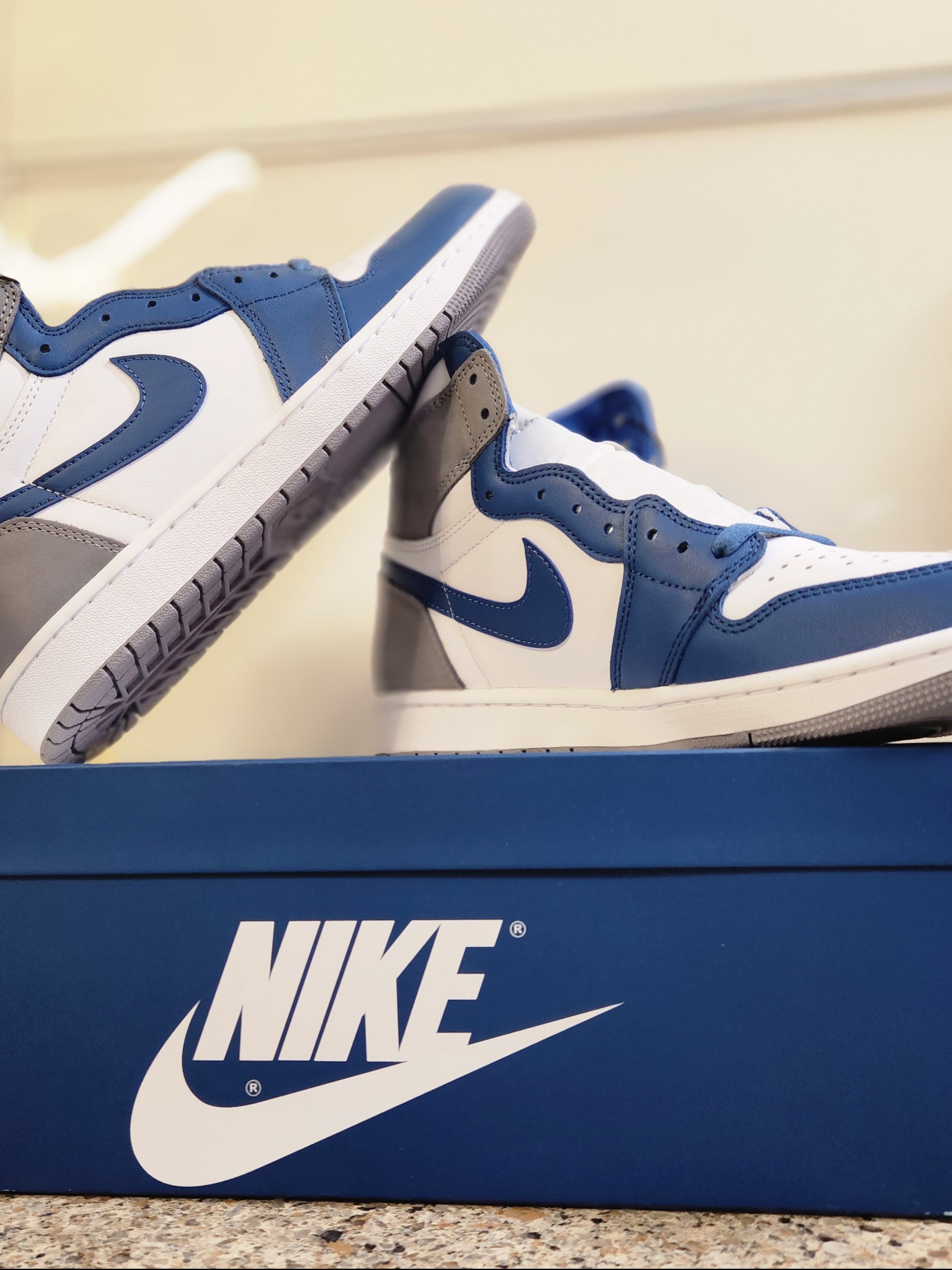Jordan 1 Retro High OG True Blue, Nike Dunk Low Retro SE Barber Shop Grey 착용 스타일 - 2