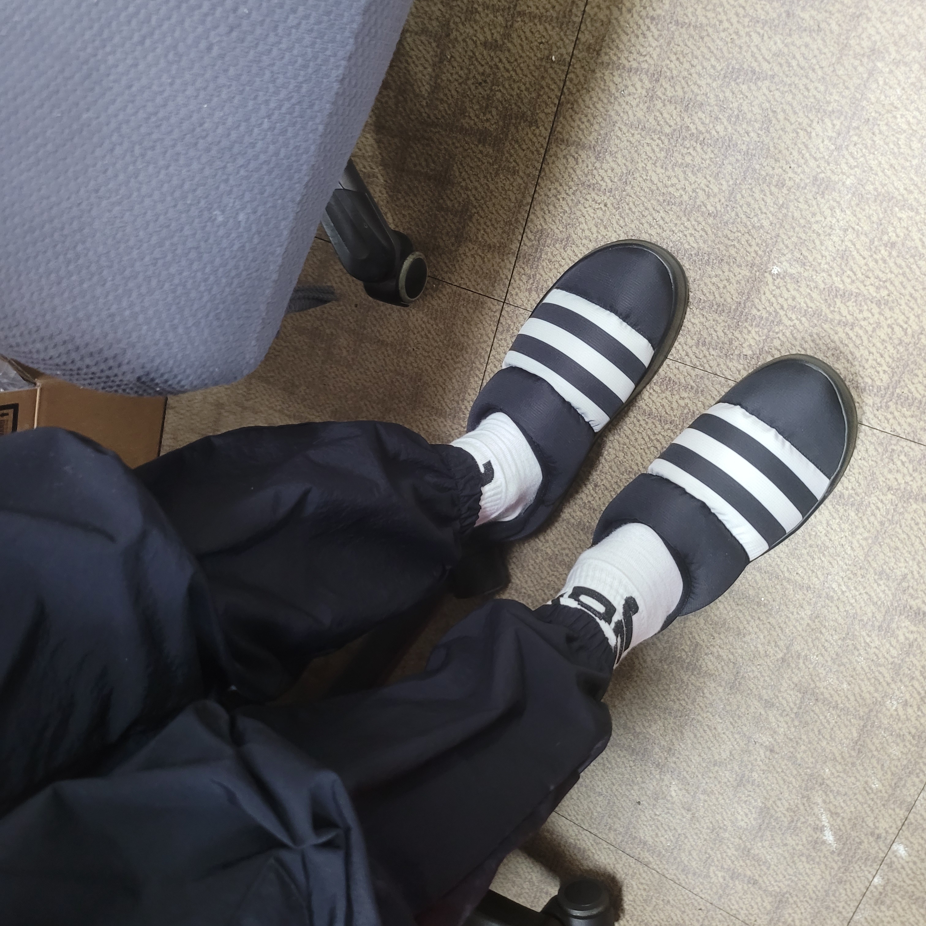 Adidas Puffylette Core Black 착용 스타일 - 2
