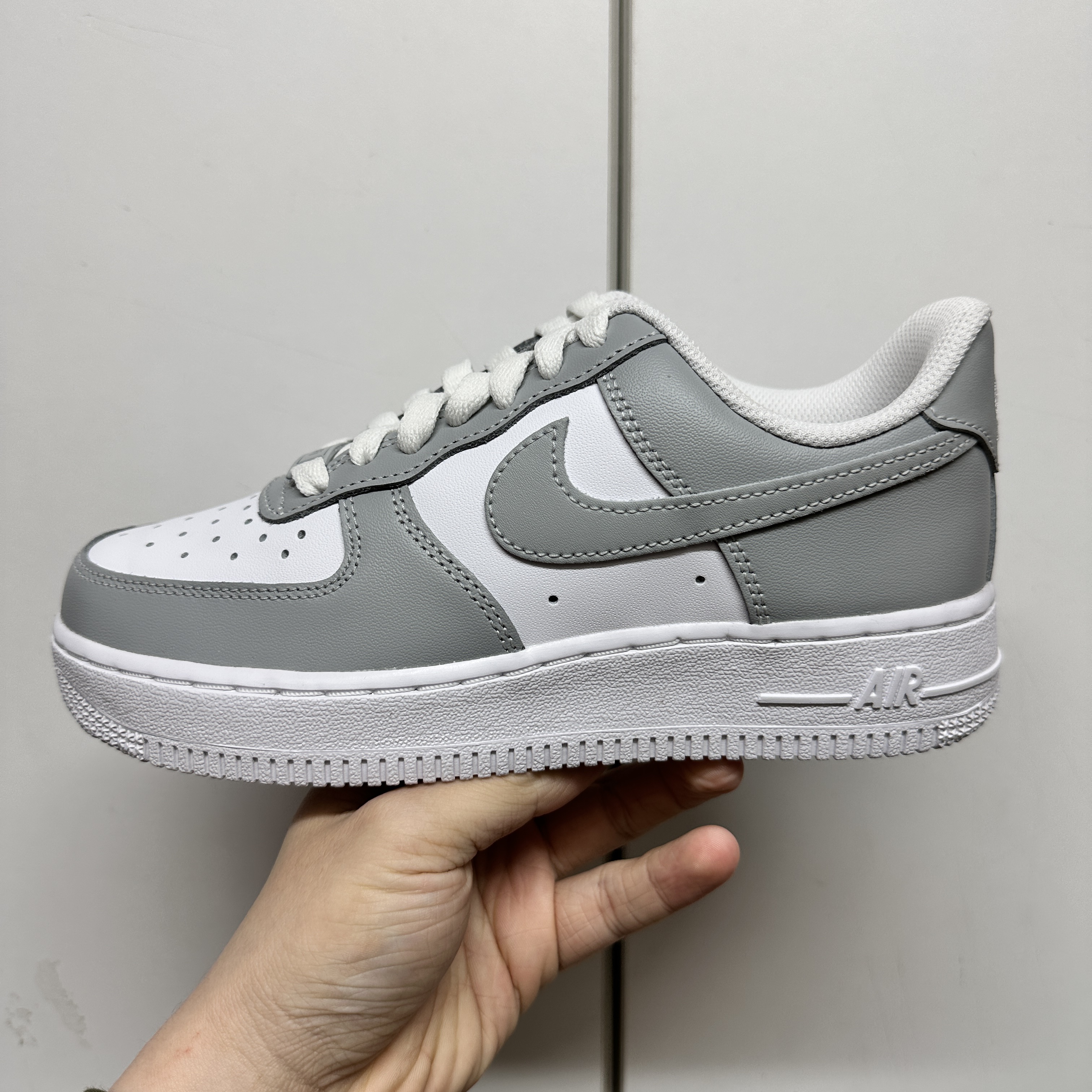 Nike Air Force 1 Low White Grey 착용 스타일 - 2