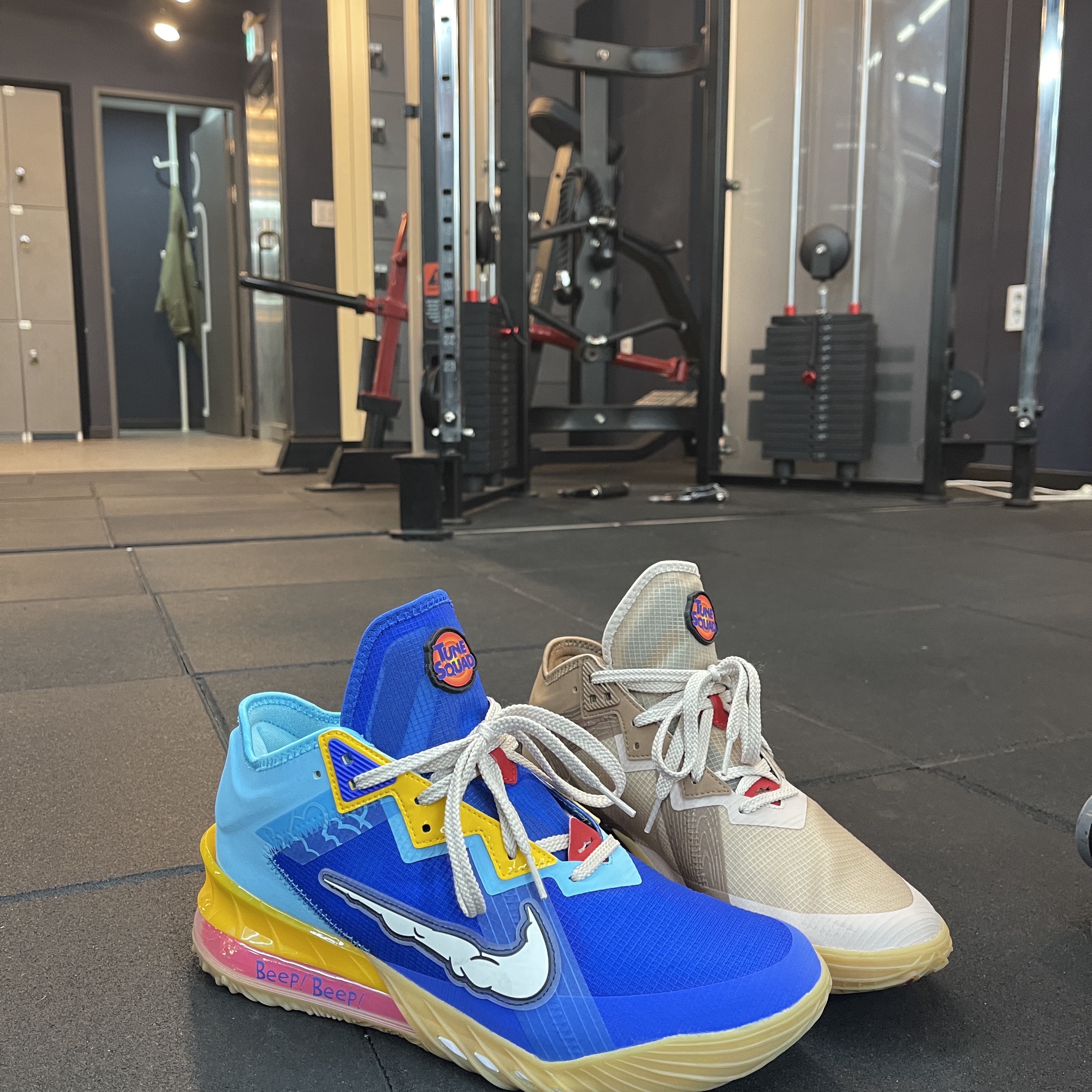 Nike LeBron 18 Low Wile E. vs Roadrunner 착용 스타일 - 1