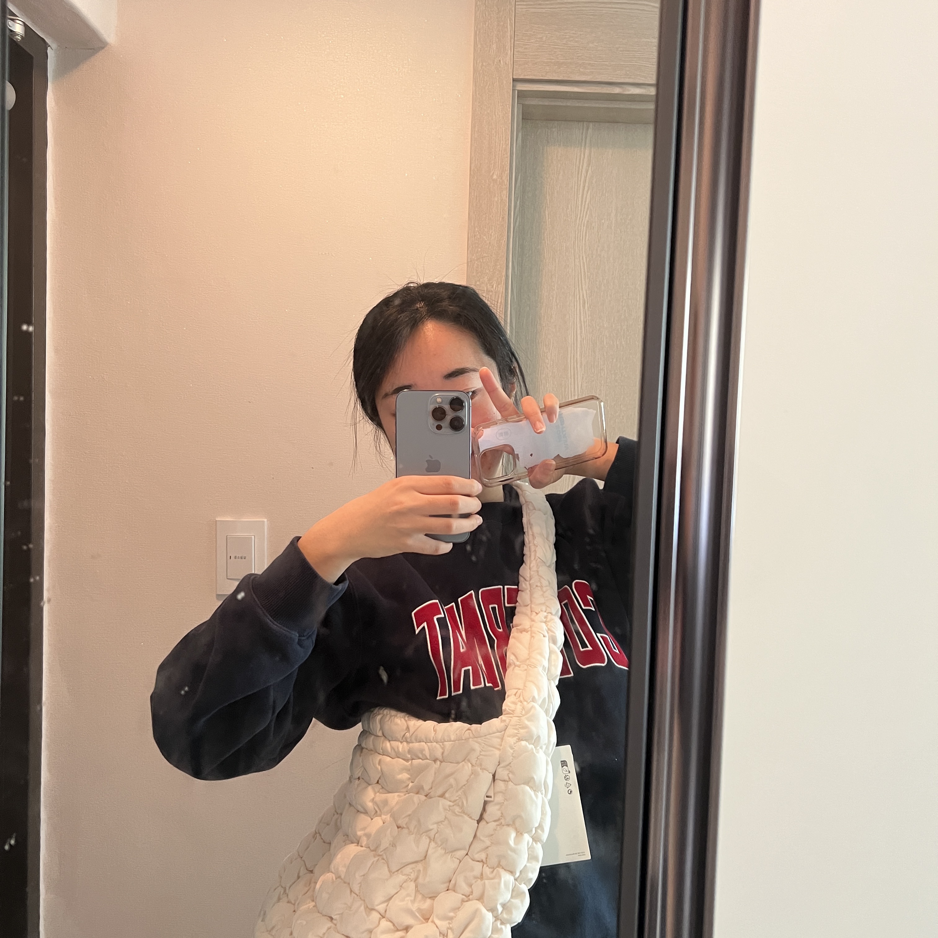 COS Quilted Oversized Shoulder Bag Off White Light Beige 착용 스타일
