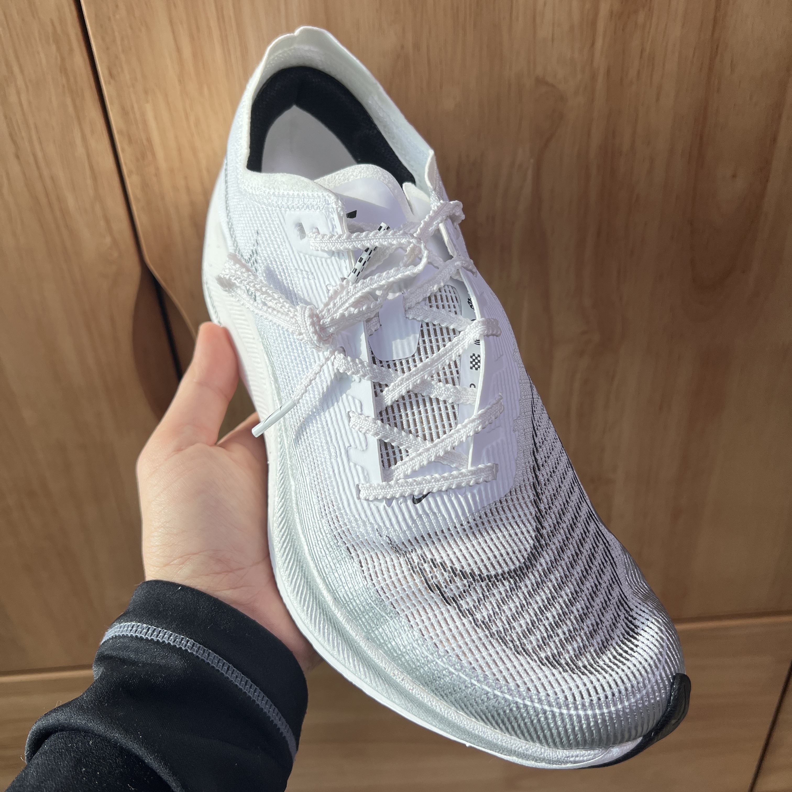 Nike ZoomX Vaporfly Next% 2 White Metallic Silver 착용 스타일 - 1