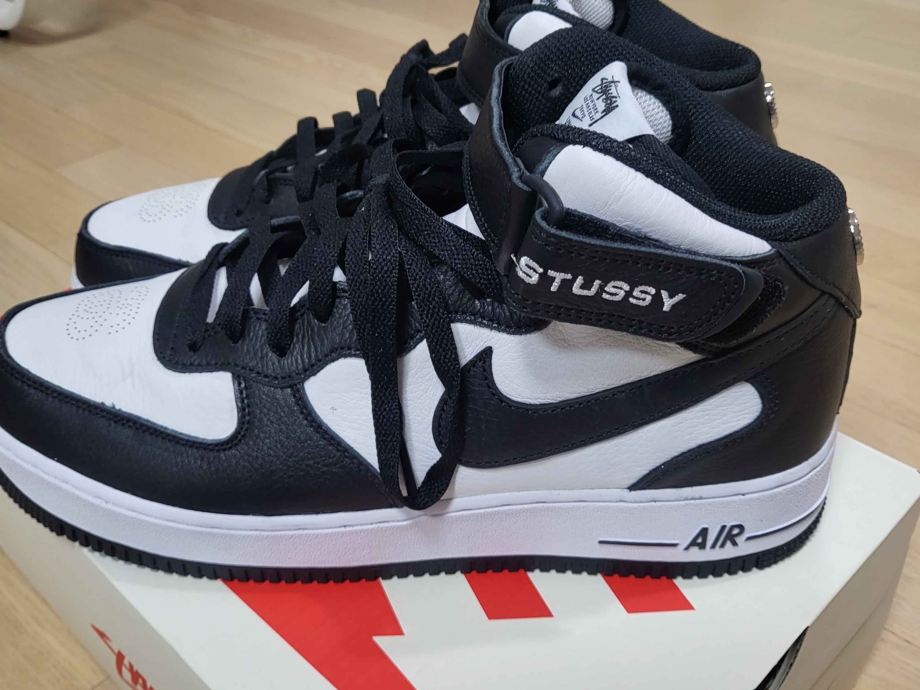 Nike x Stussy Air Force 1 '07 Mid SP Black and Light Bone 착용 스타일 - 3