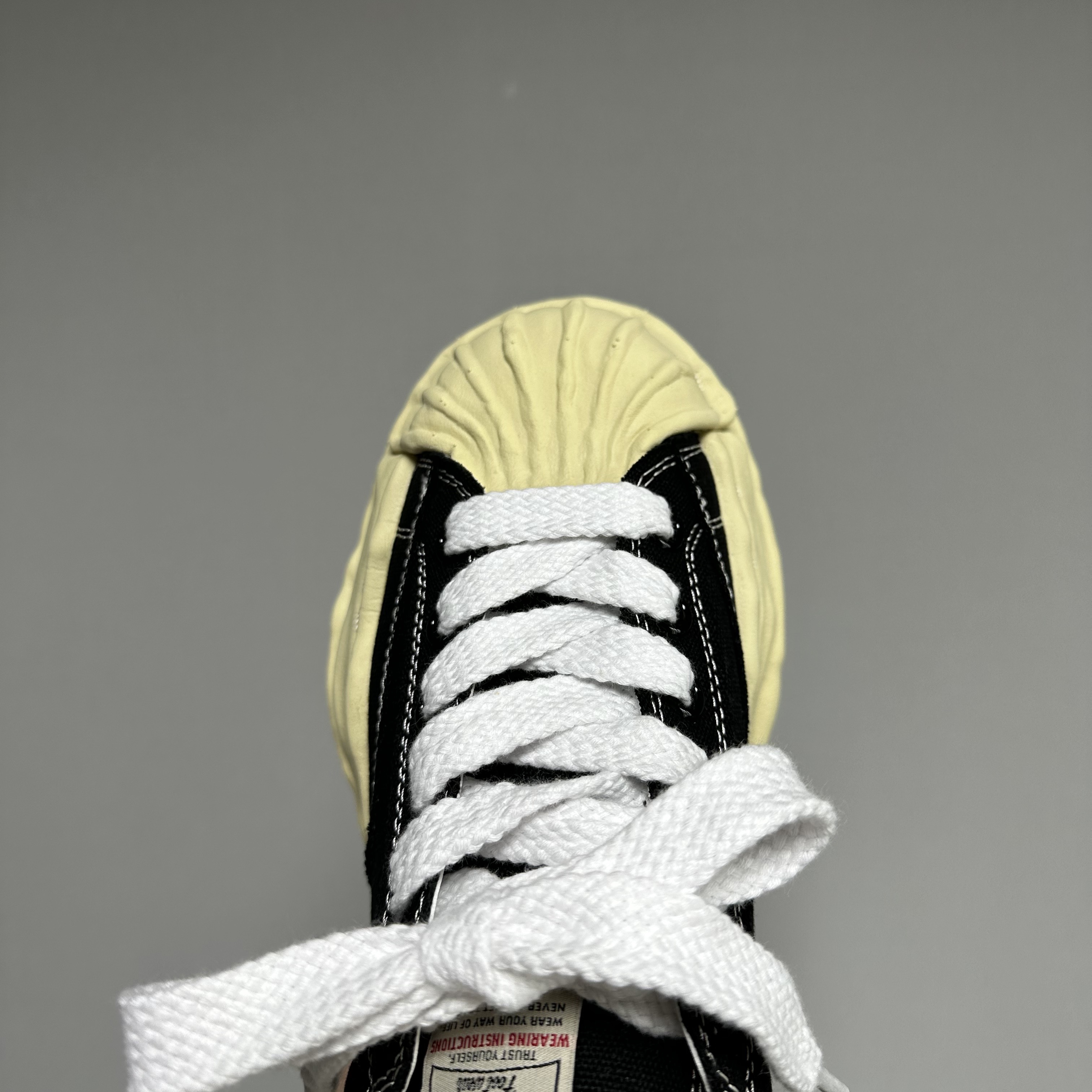 Maison Mihara Yasuhiro Blakey VL OG Sole Canvas Low-top Sneakers Black 착용 스타일 - 3