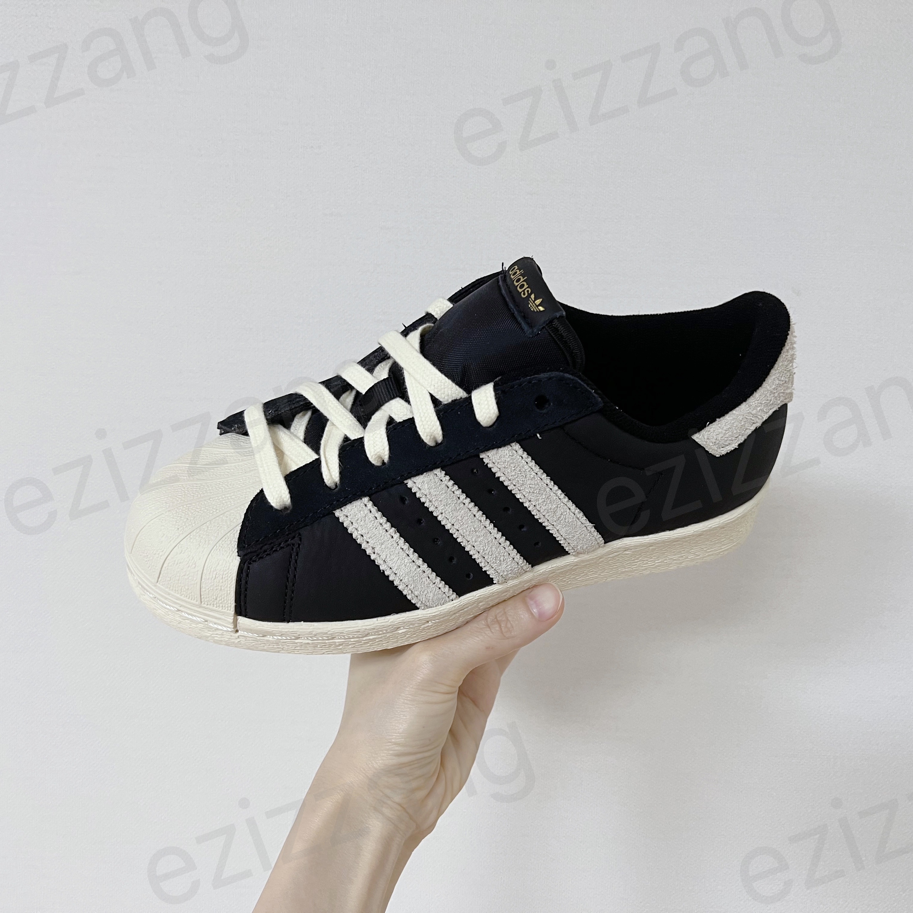 Adidas Superstar 82 Black White 착용 스타일 - 2