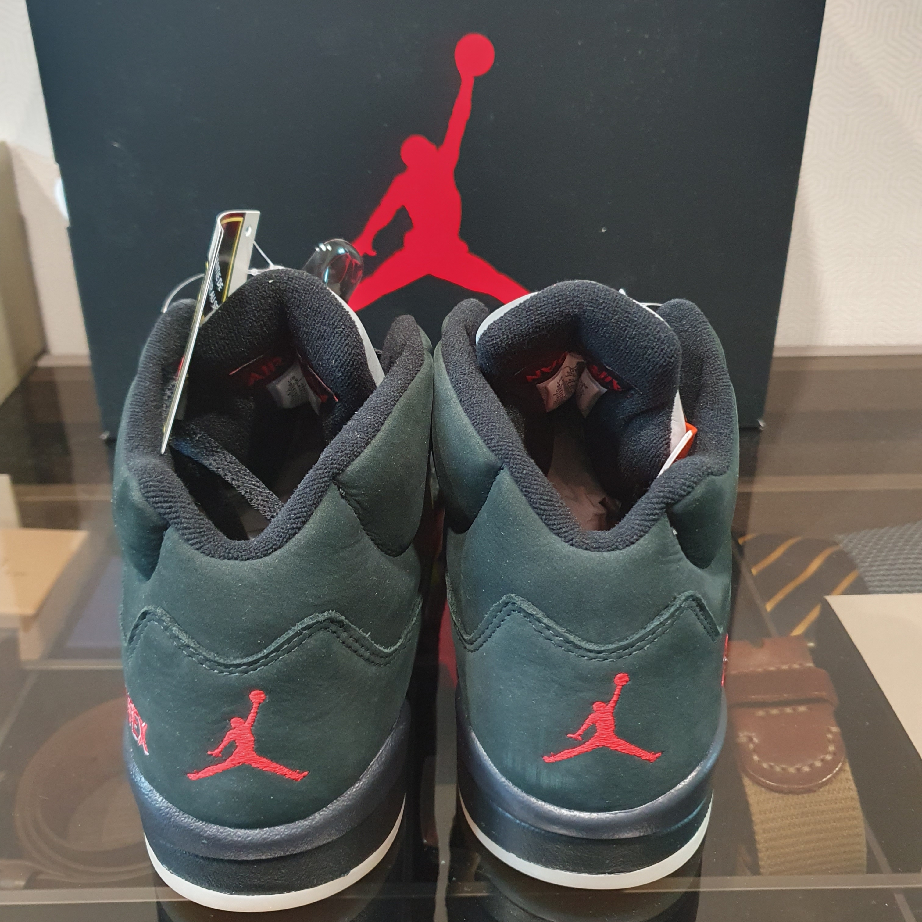 (W) Jordan 5 Retro Gore-Tex Off Noir Fire Red 착용 스타일 - 3