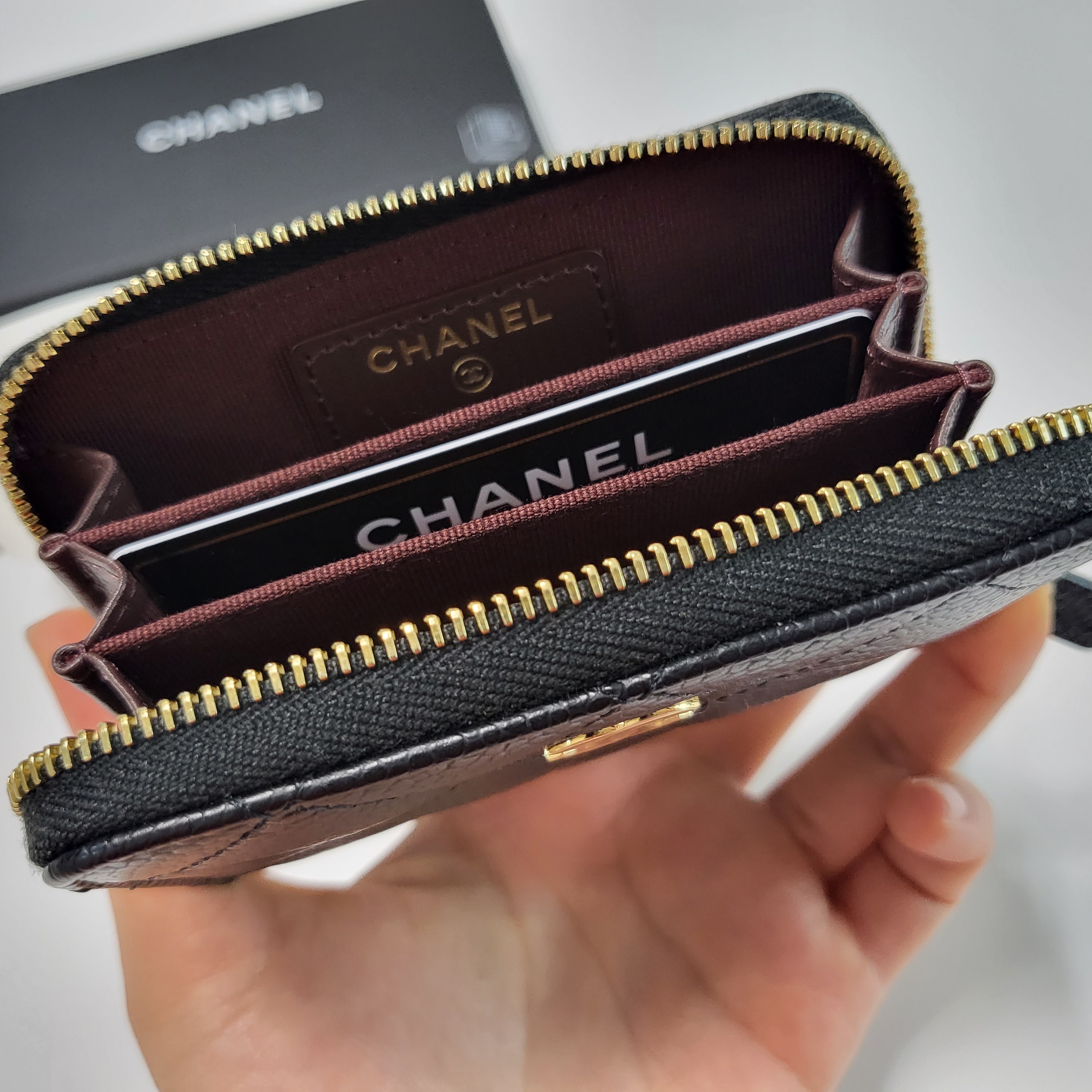 Chanel Classic Zipped Coin Purse Grained Calfskin & Gold Black 착용 스타일 - 5