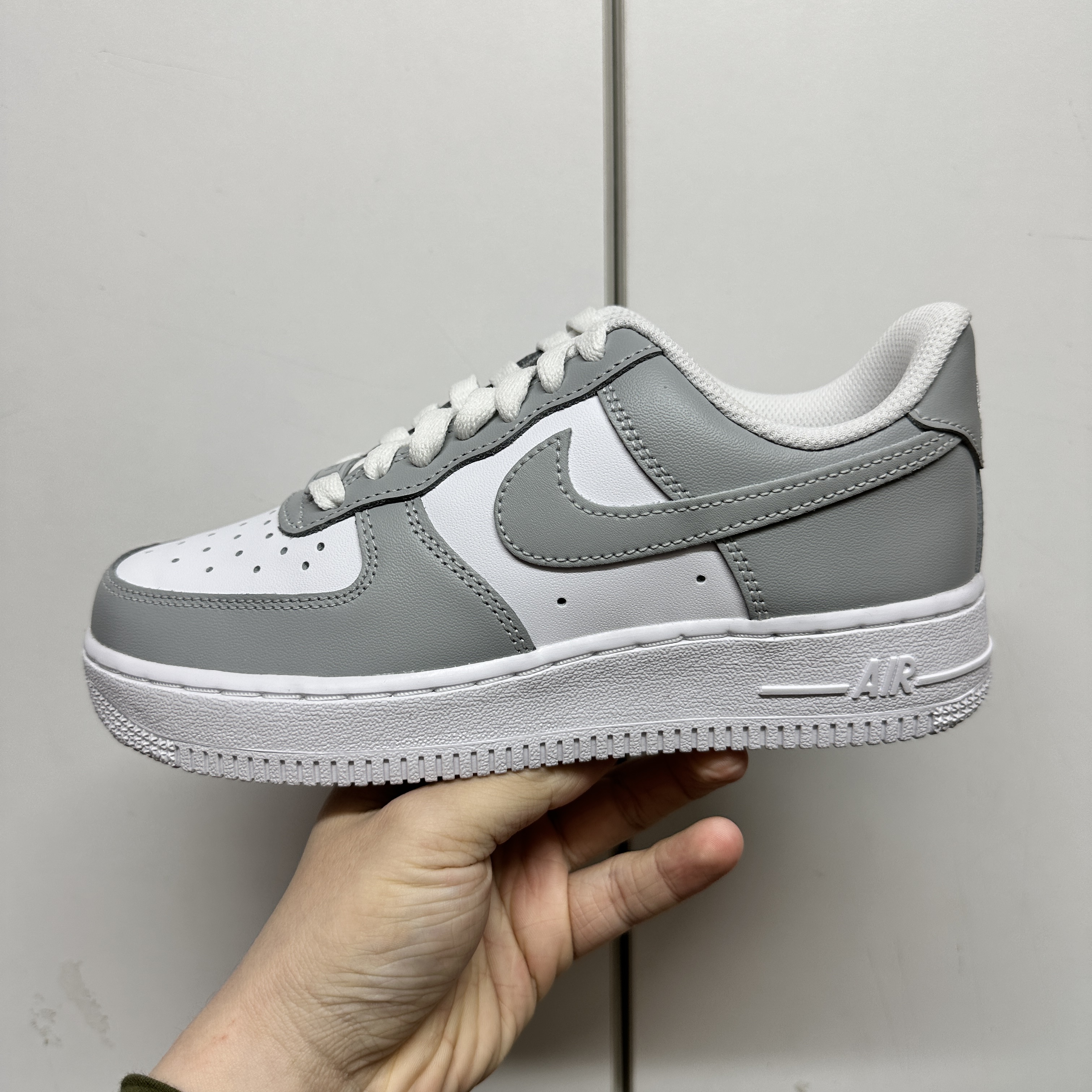 Nike Air Force 1 Low White Grey 착용 스타일 - 1