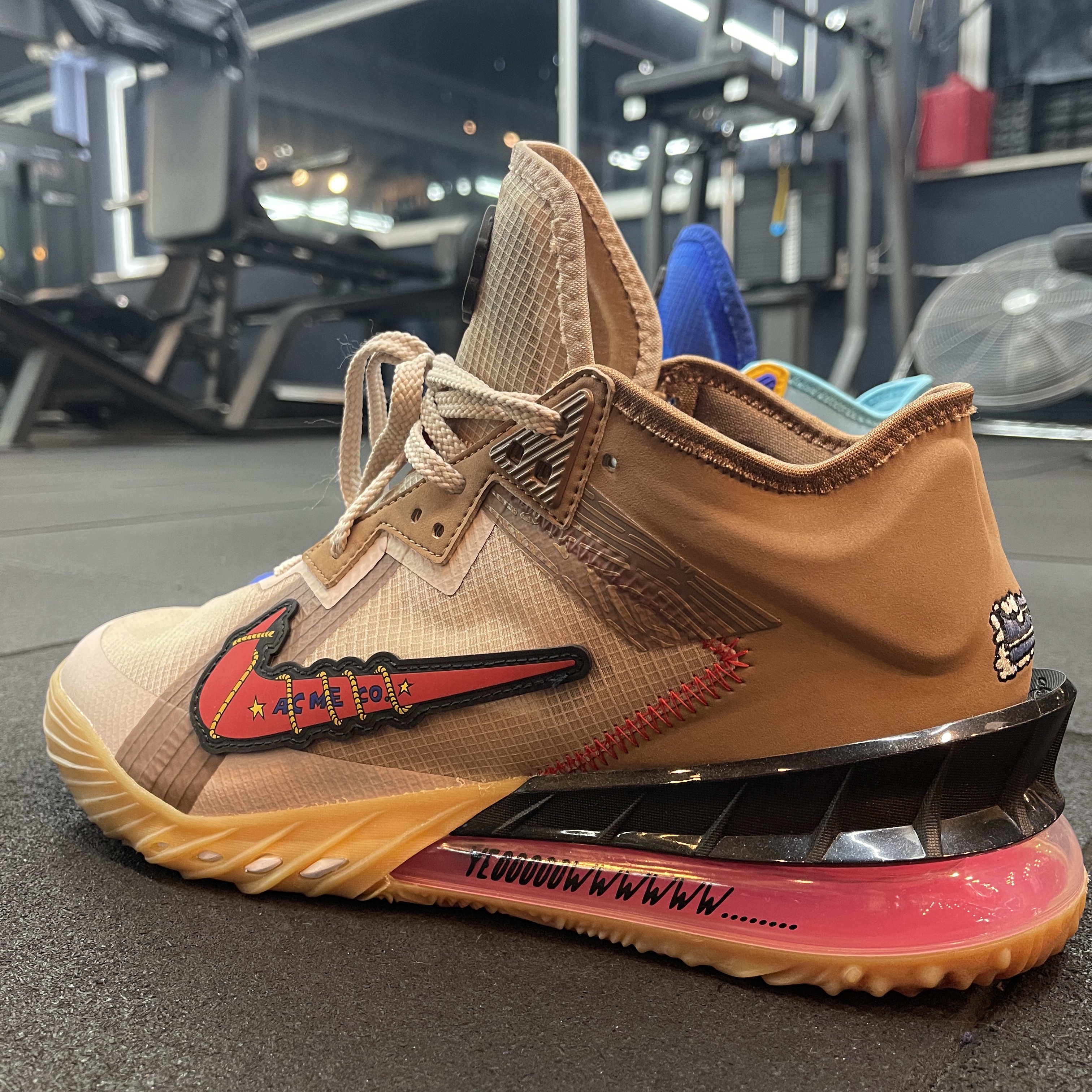 Nike LeBron 18 Low Wile E. vs Roadrunner 착용 스타일 - 2