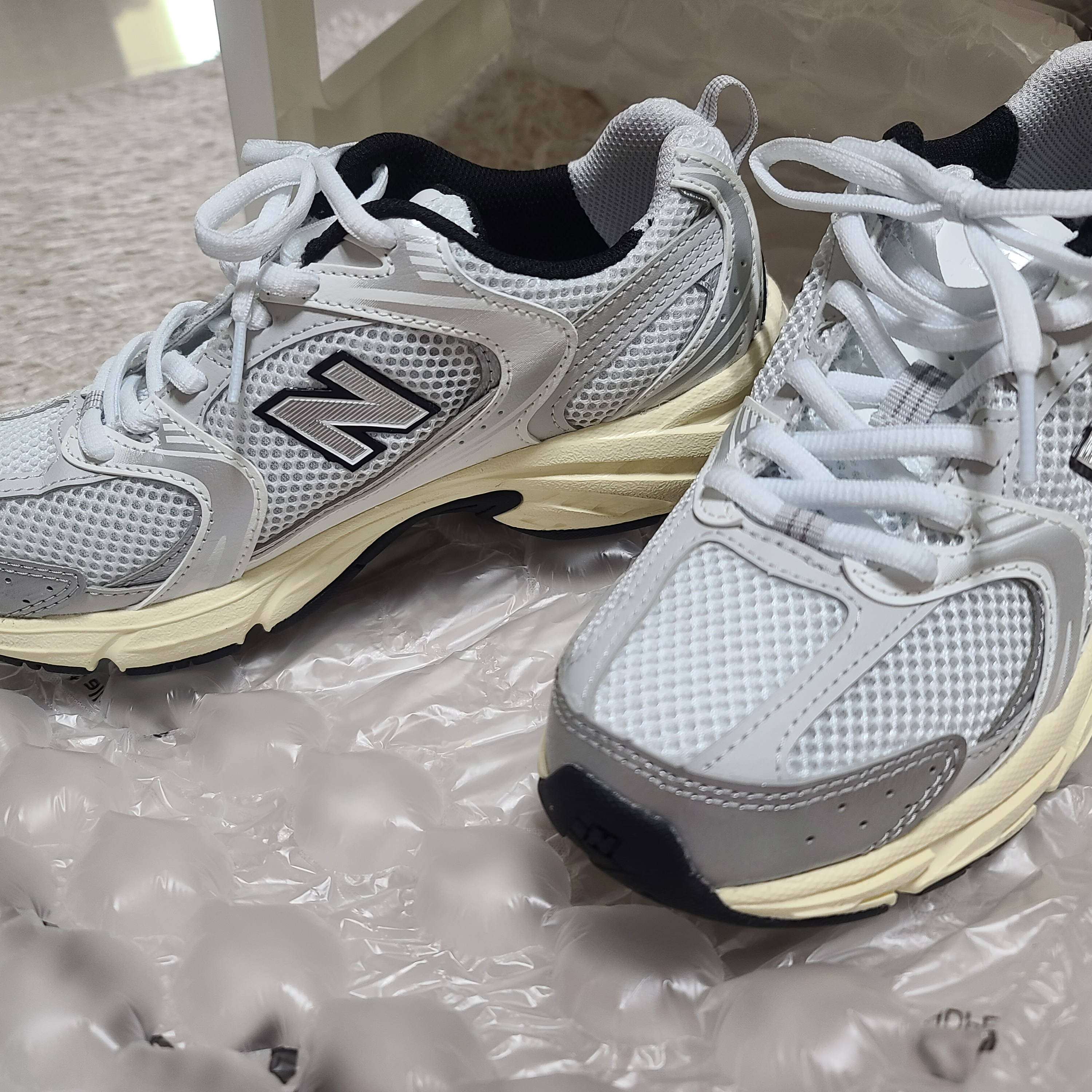 New Balance 530 Silver Cream 착용 스타일 - 2