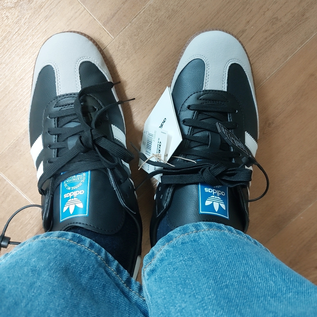 Adidas Samba Vegan Black White 착용 스타일 - 2