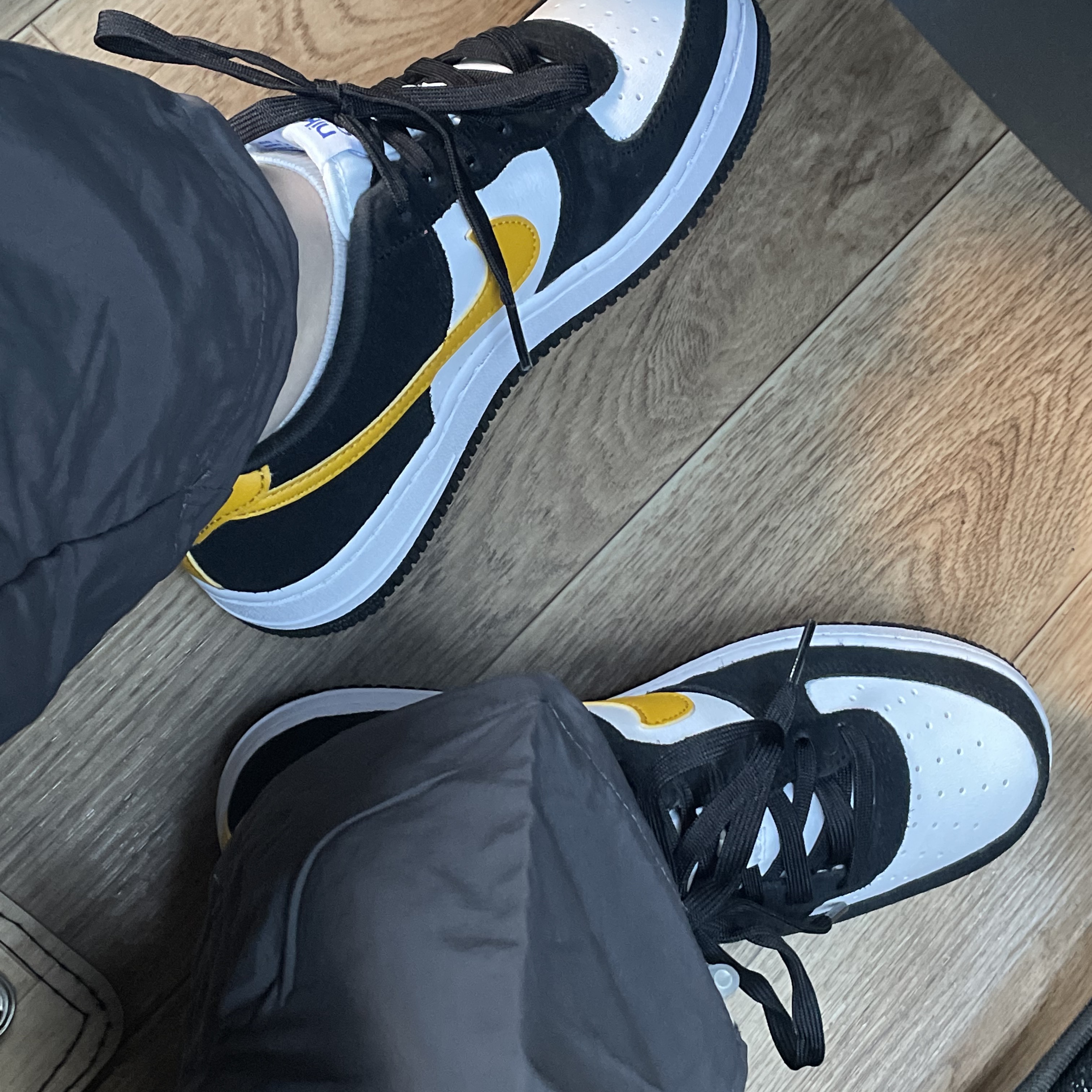 (GS) Nike Air Force 1 LV8 Athletic Club Black Dark Sulfur 착용 스타일 - 1