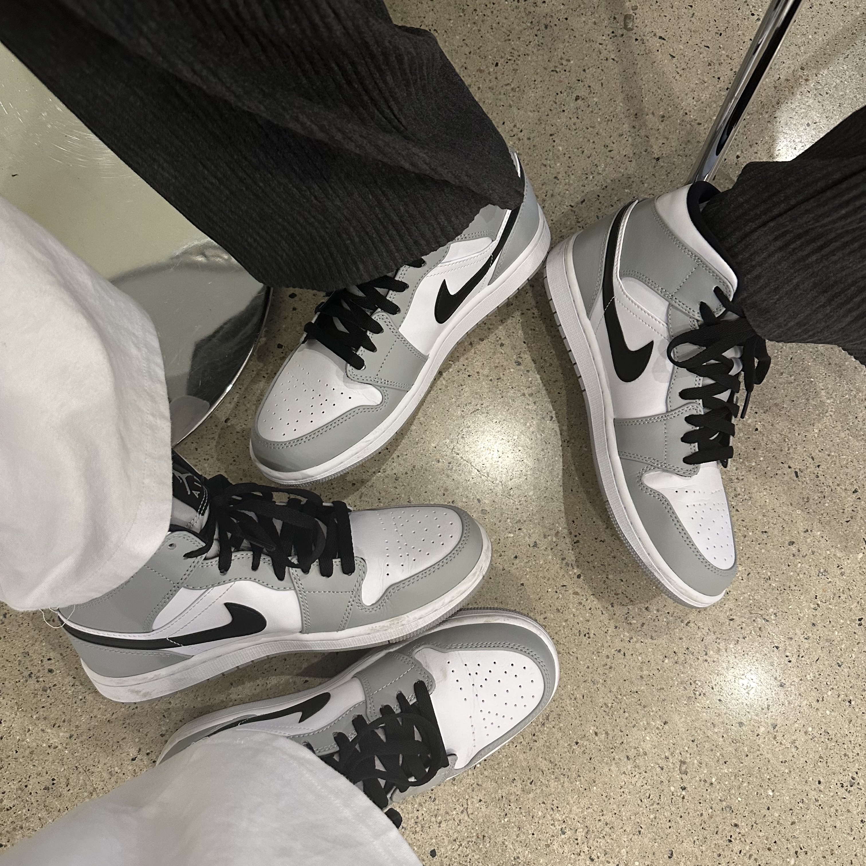 Jordan 1 Mid Light Smoke Grey 착용 스타일