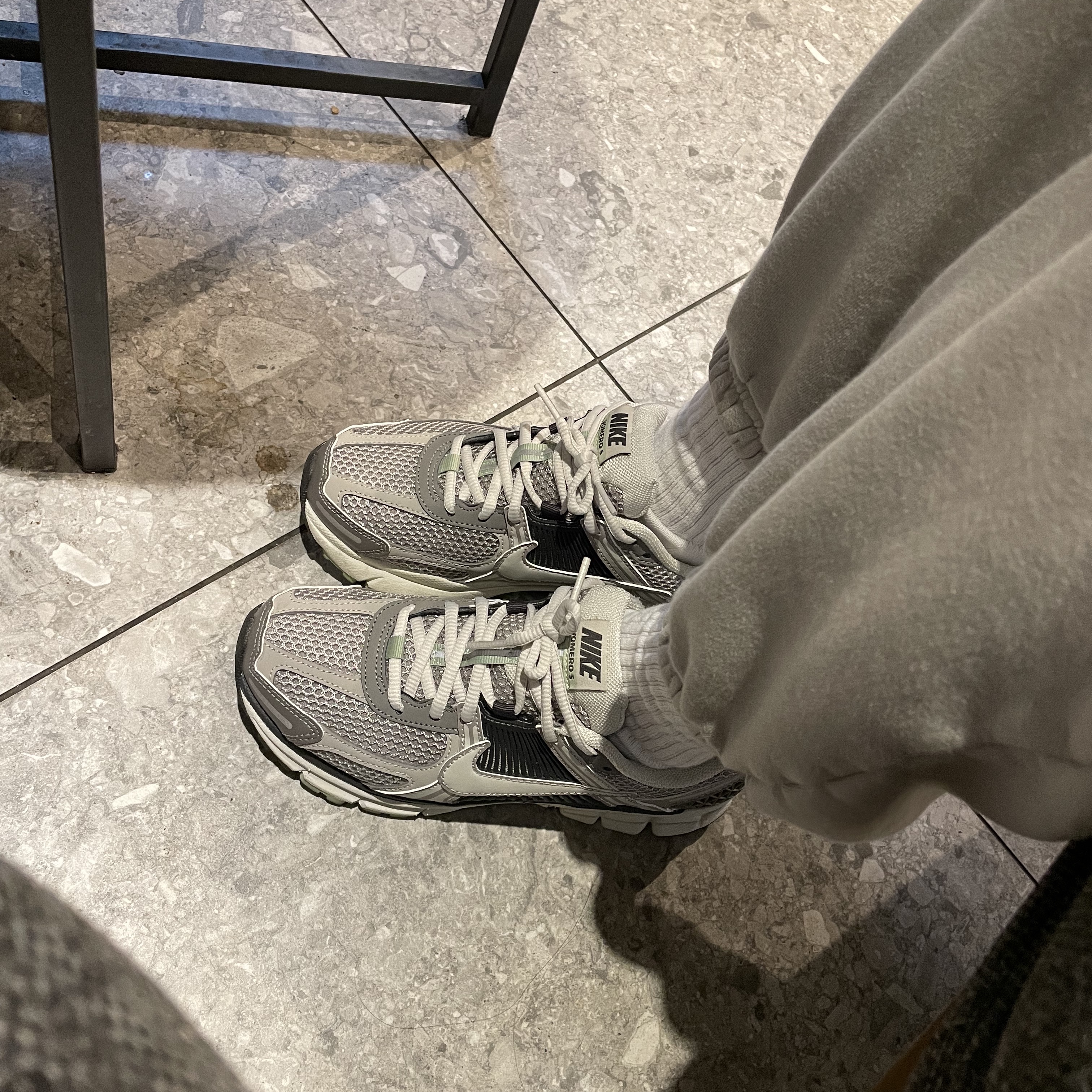 (W) Nike Zoom Vomero 5 Cobblestone and Flat Pewter 착용 스타일 - 2