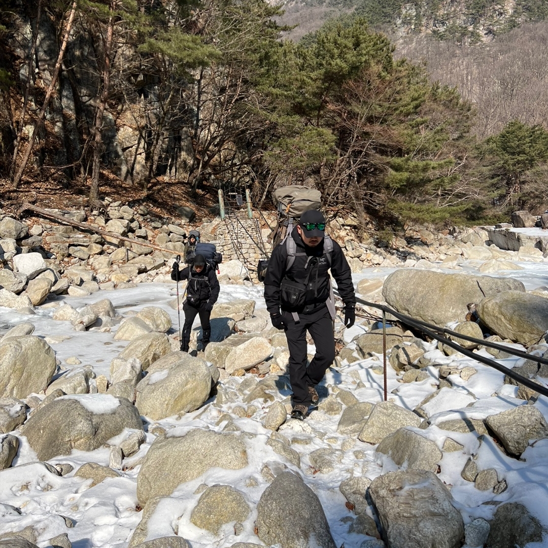 Arc'teryx Beta LT Jacket Black, Arc'teryx Gamma LT Pants Black 착용 스타일