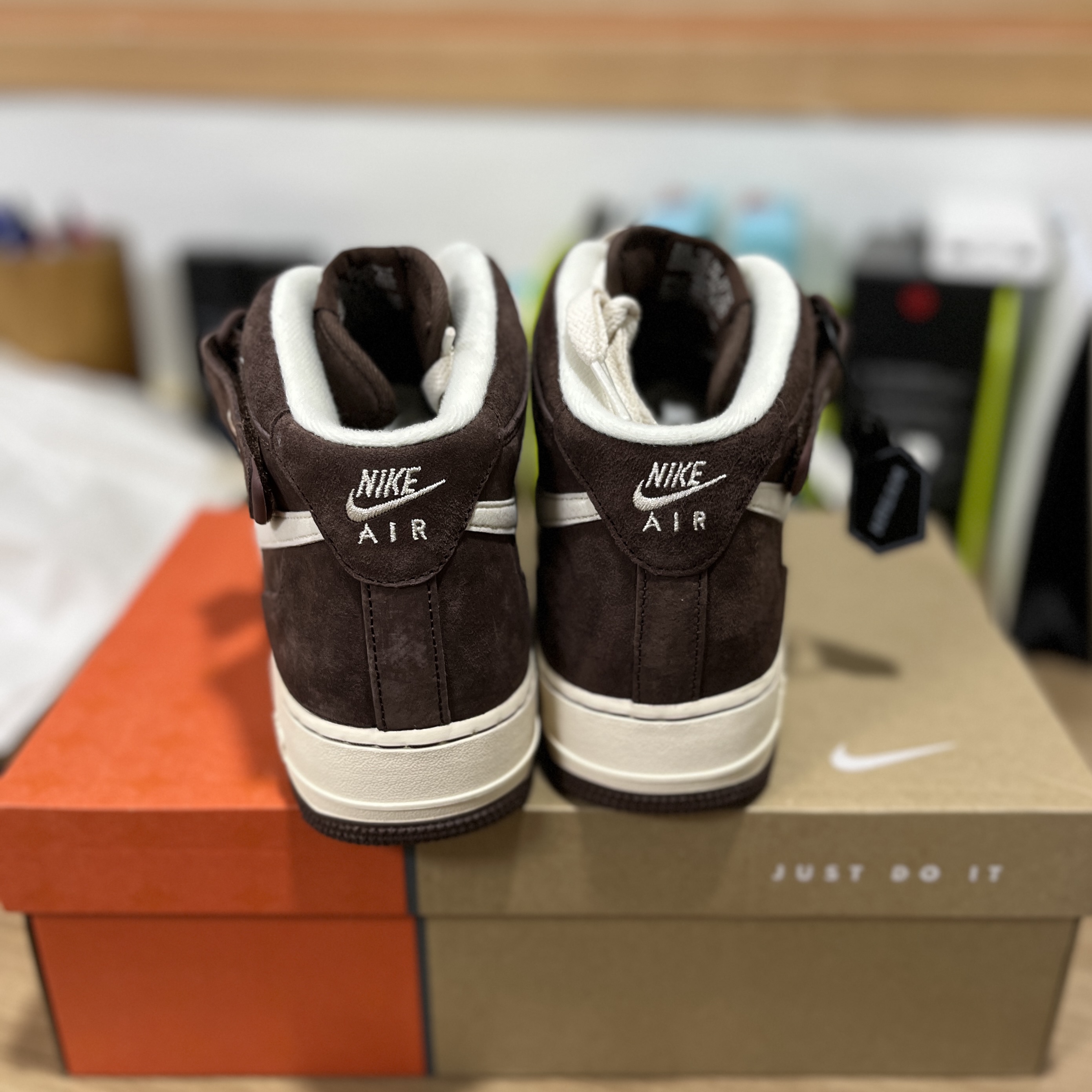 Nike Air Force 1 Mid '07 QS Chocolate 착용 스타일 - 5