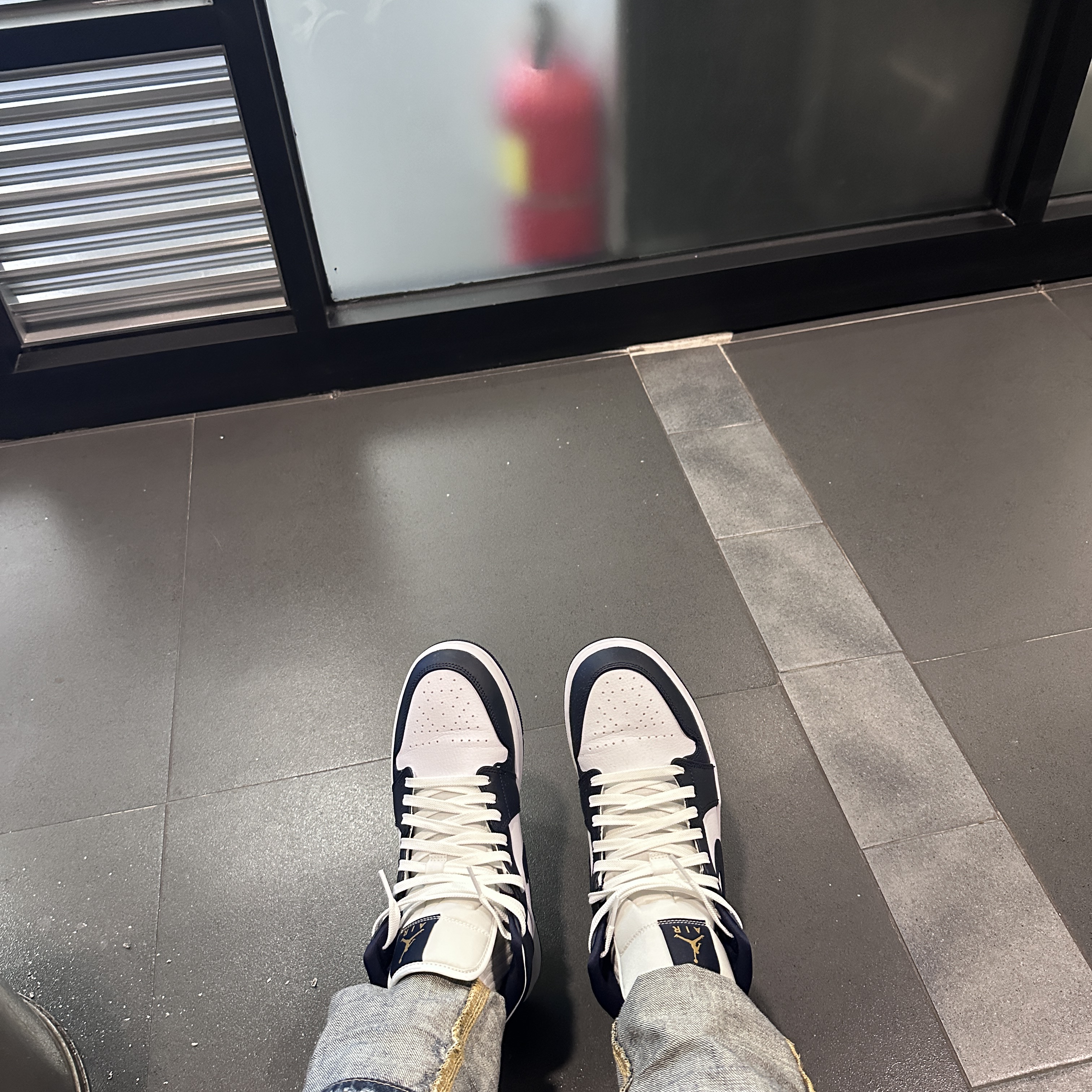 Jordan 1 Mid White Metallic Gold Obsidian 착용 스타일 - 1