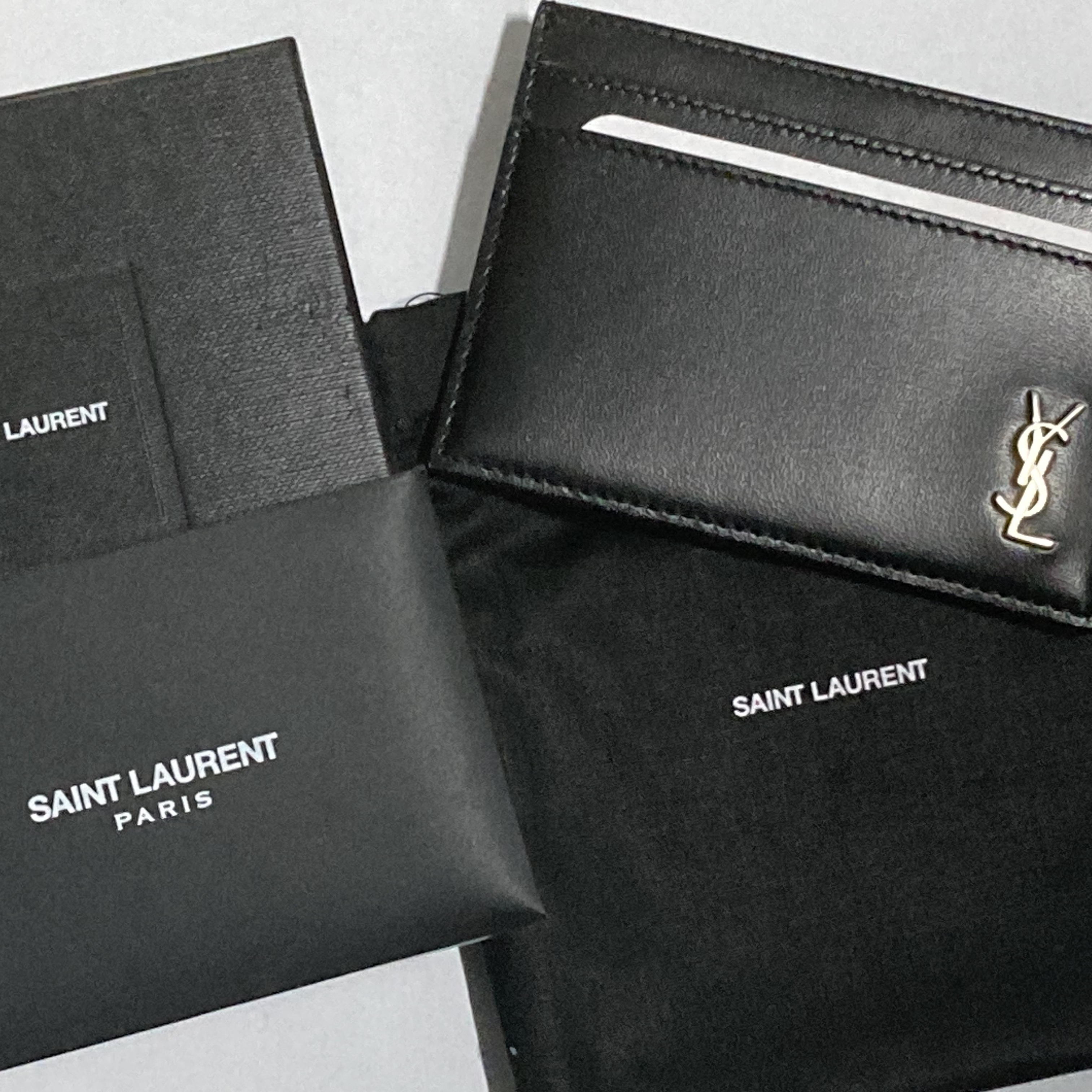 Saint Laurent Tiny Silver Monogram Card Case in Matte Leather Black 착용 스타일