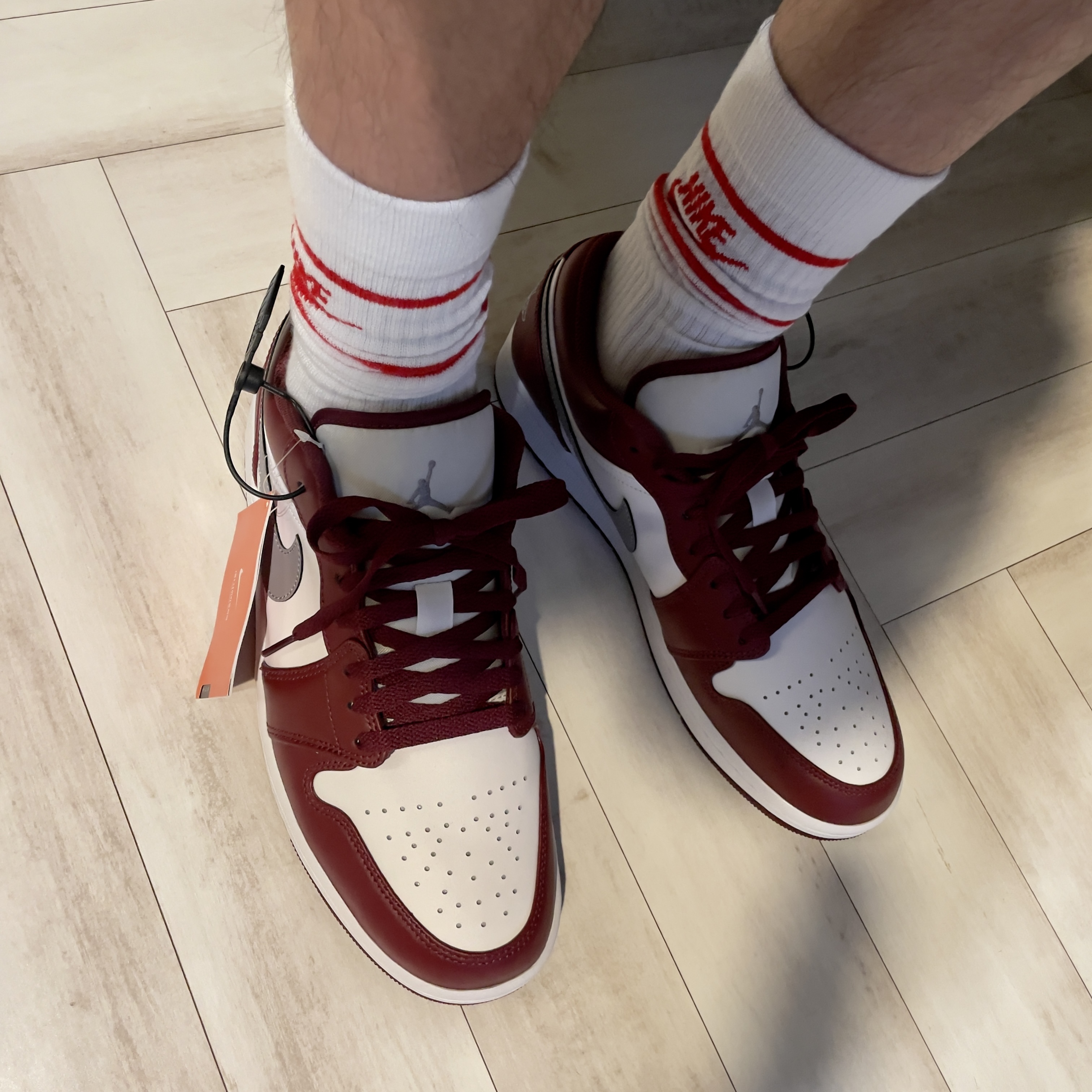 Jordan 1 Low Cherrywood Red 착용 스타일