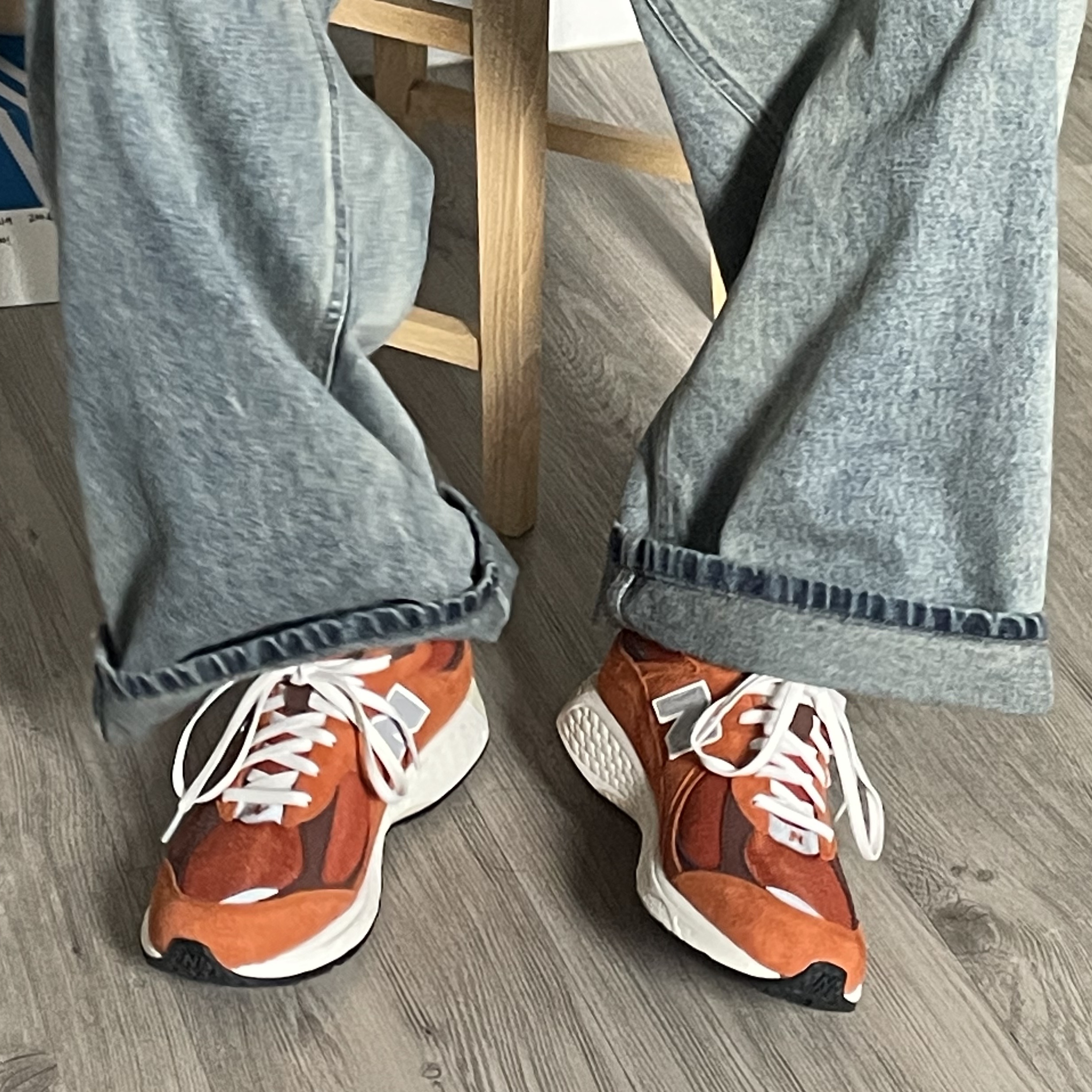 New Balance 2002R Rust Oxide 착용 스타일 - 1