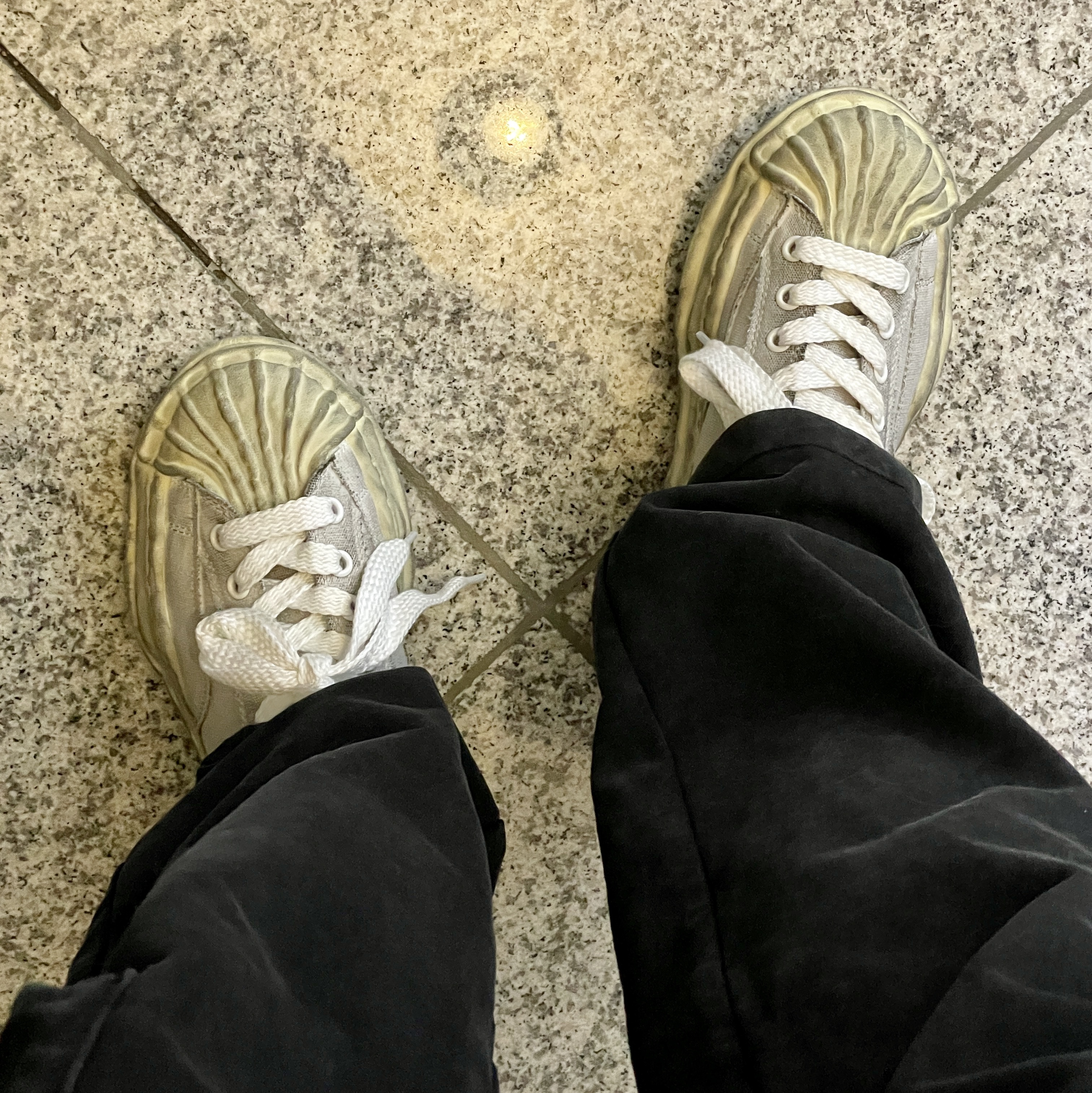 Maison Mihara Yasuhiro Blakey OG Sole Distressed Canvas Low-top Sneakers White 착용 스타일