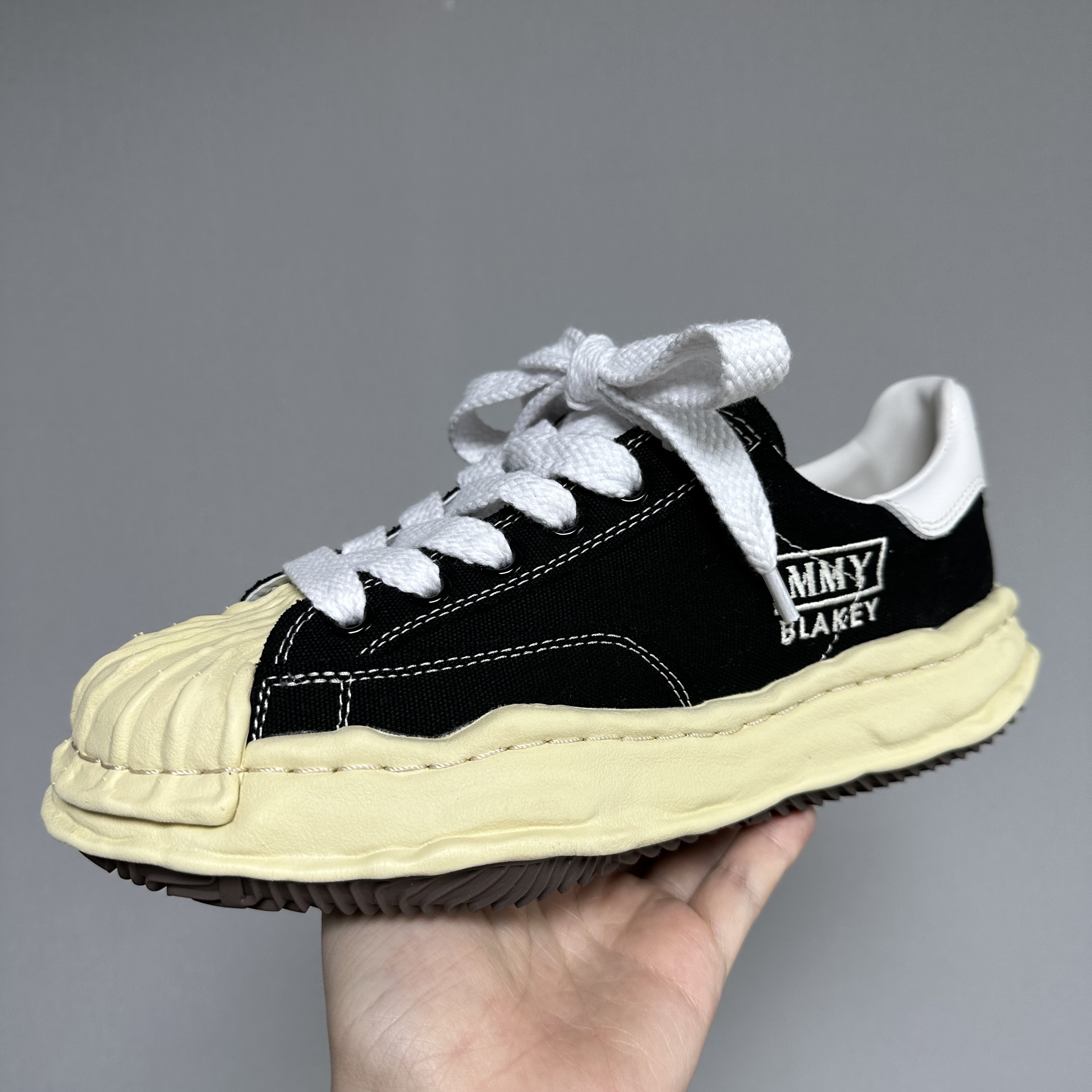 Maison Mihara Yasuhiro Blakey VL OG Sole Canvas Low-top Sneakers Black 착용 스타일 - 1