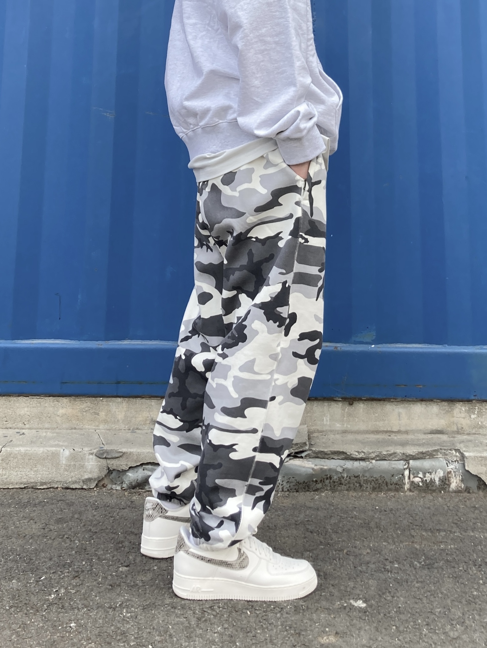 Essentials x New Era Retro Crown Strapback Black, Nike NRG Solo Swoosh Fleece Pants Sail White Camo - US/EU 착용 스타일 - 4