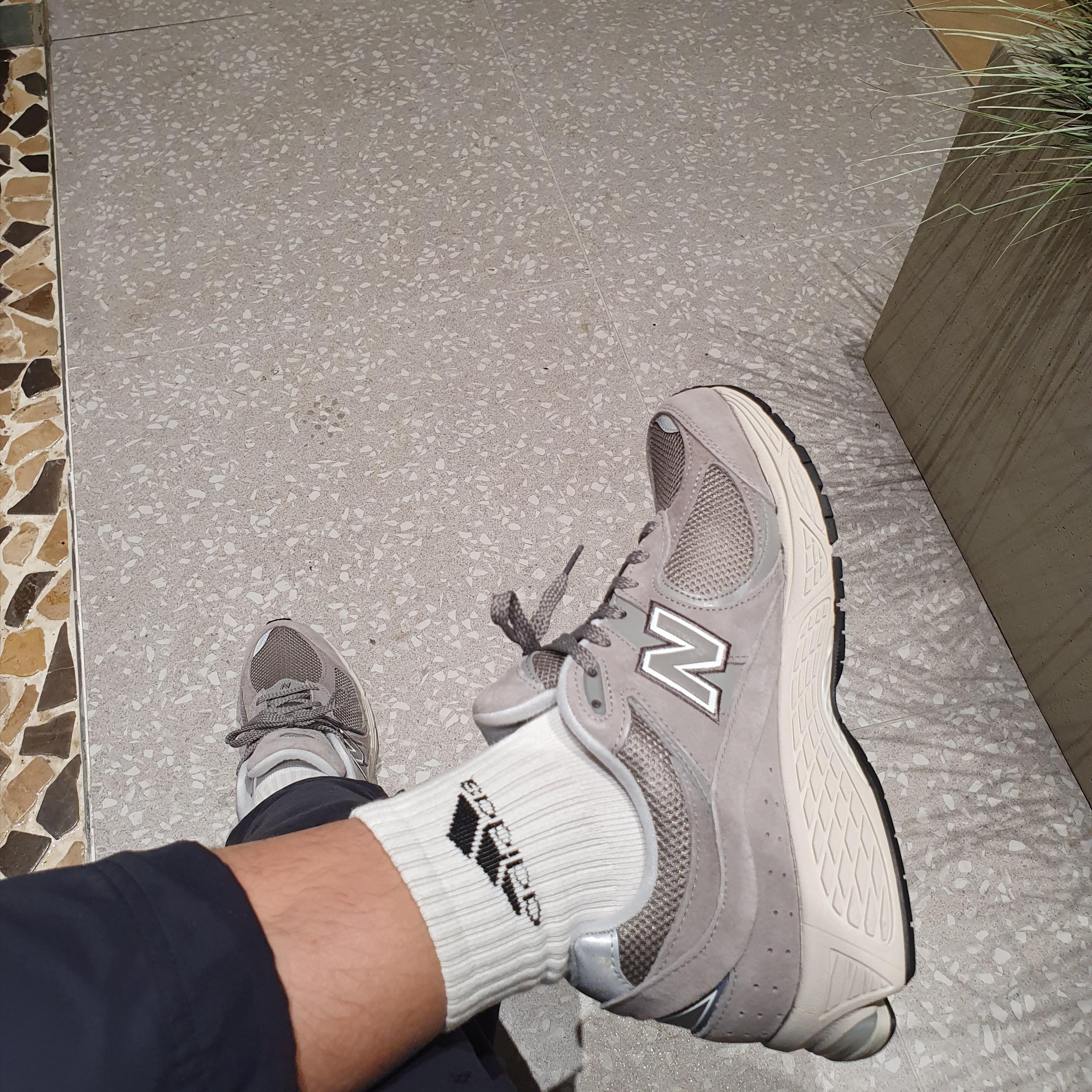 New Balance 2002R Grey 착용 스타일