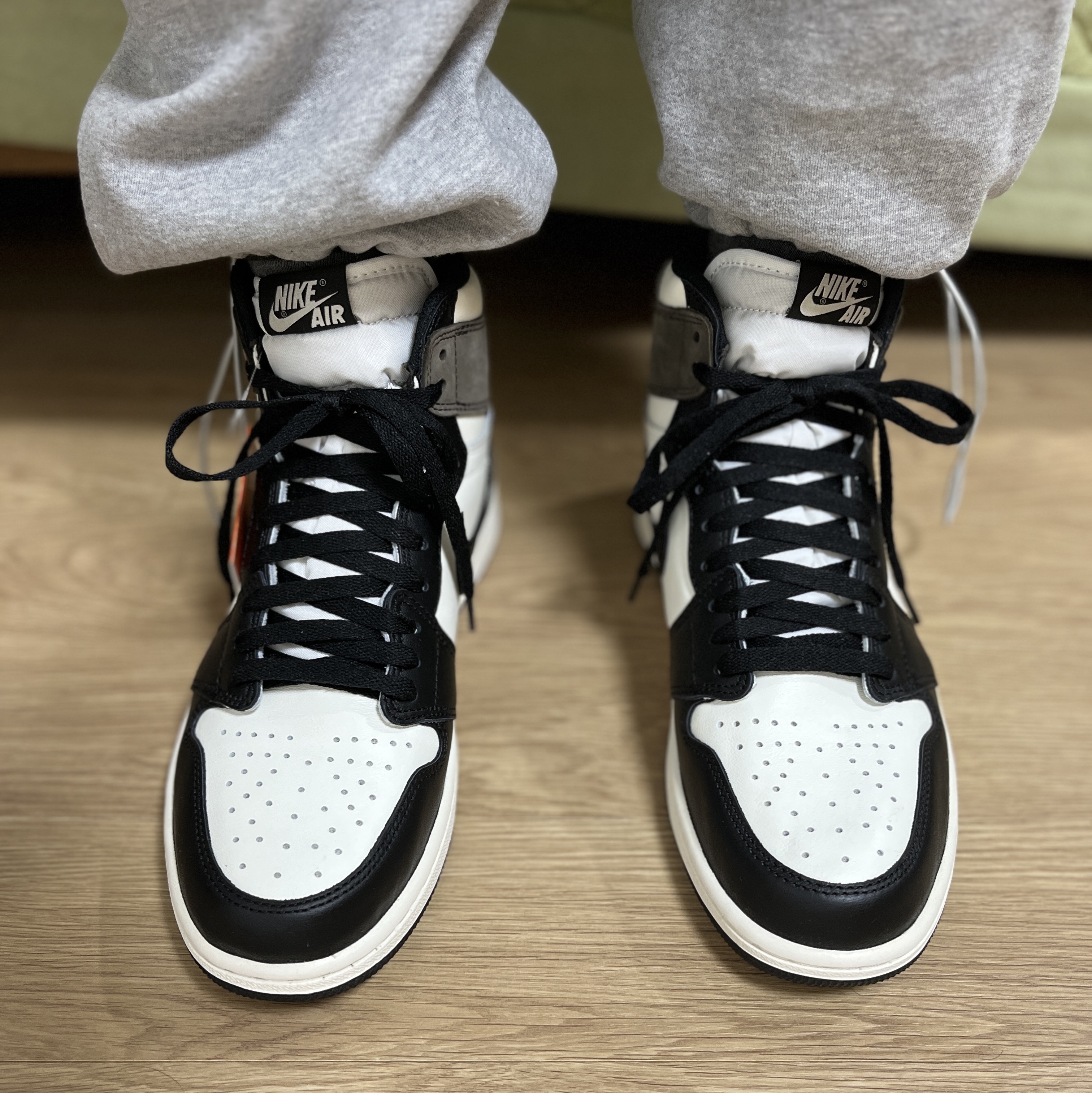Jordan 1 Retro High OG Black Mocha 착용 스타일 - 3
