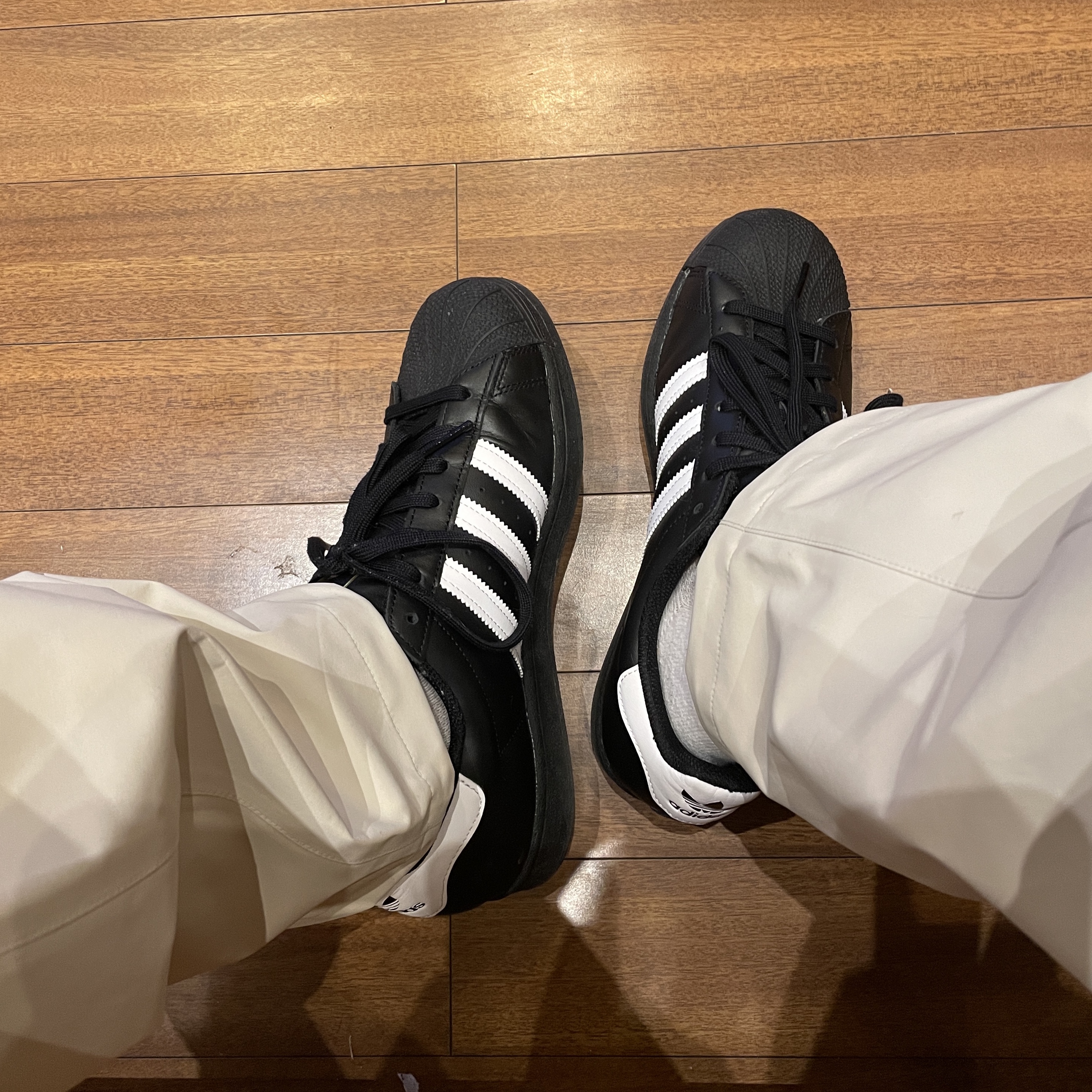 Arc'teryx Atom SL Hoody Black, Adidas Superstar Core Black White 착용 스타일 - 2