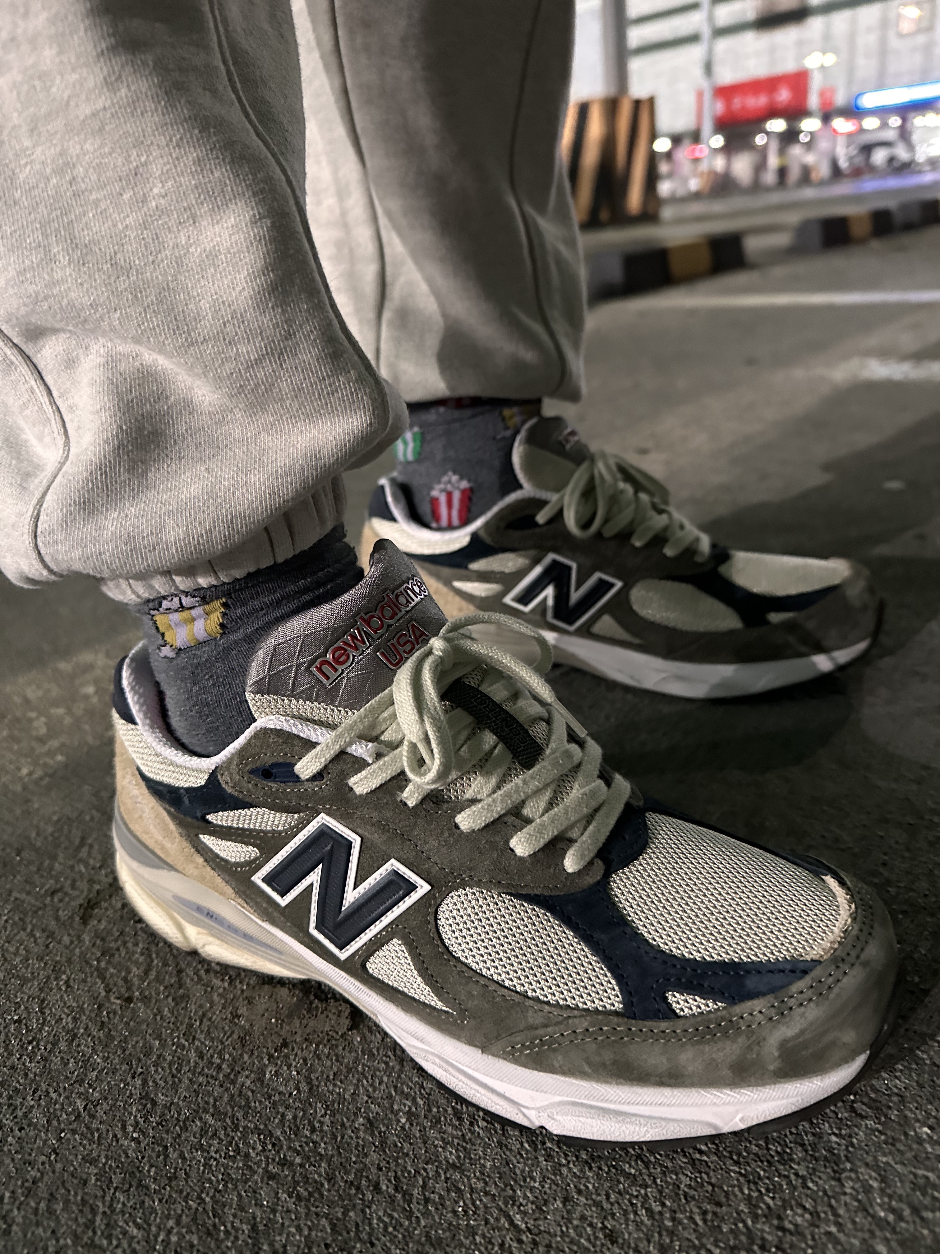 New Balance 990v3 Made in USA Olive 착용 스타일 - 3