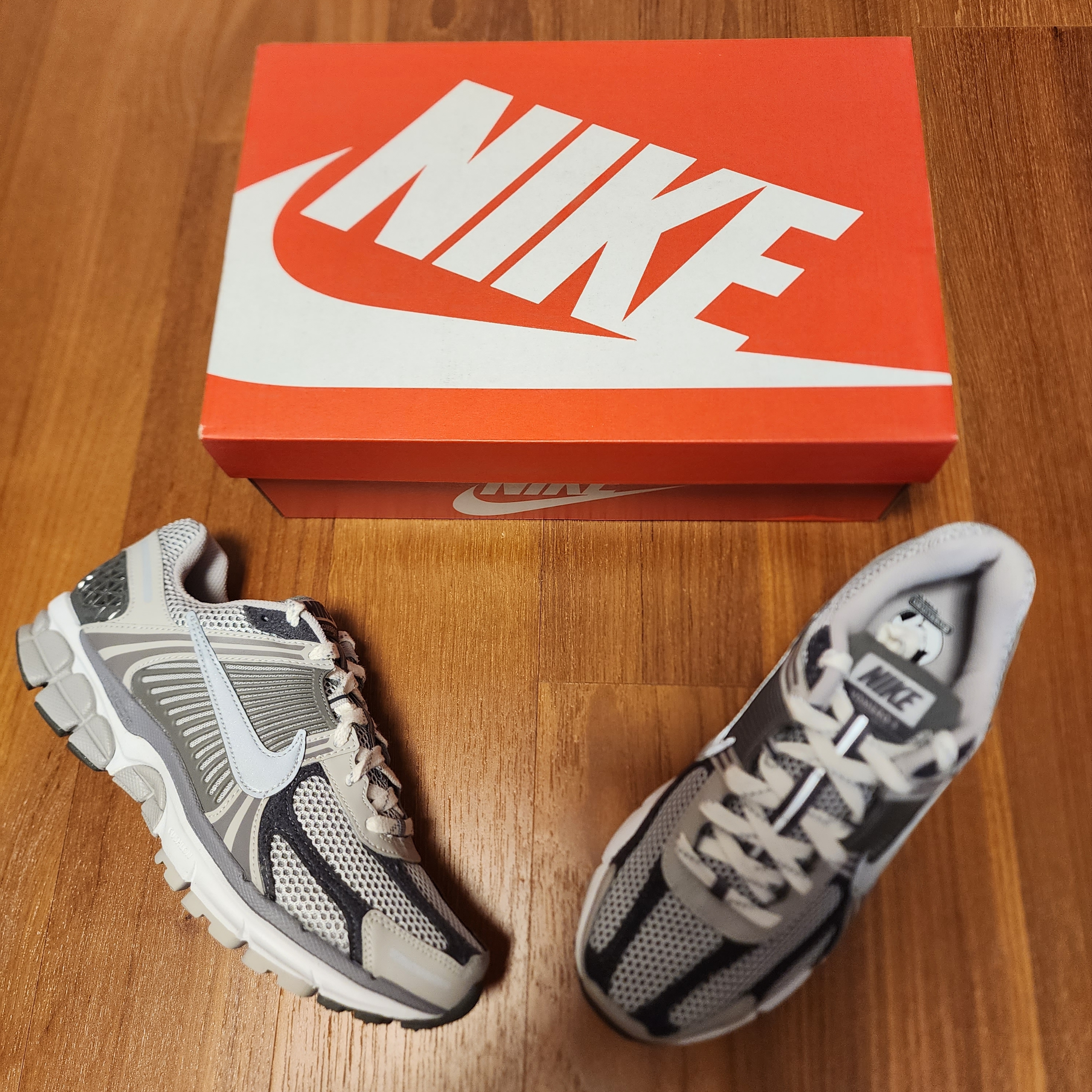 Nike Zoom Vomero 5 PRM Light Iron Ore and Flat Fewter 착용 스타일 - 2