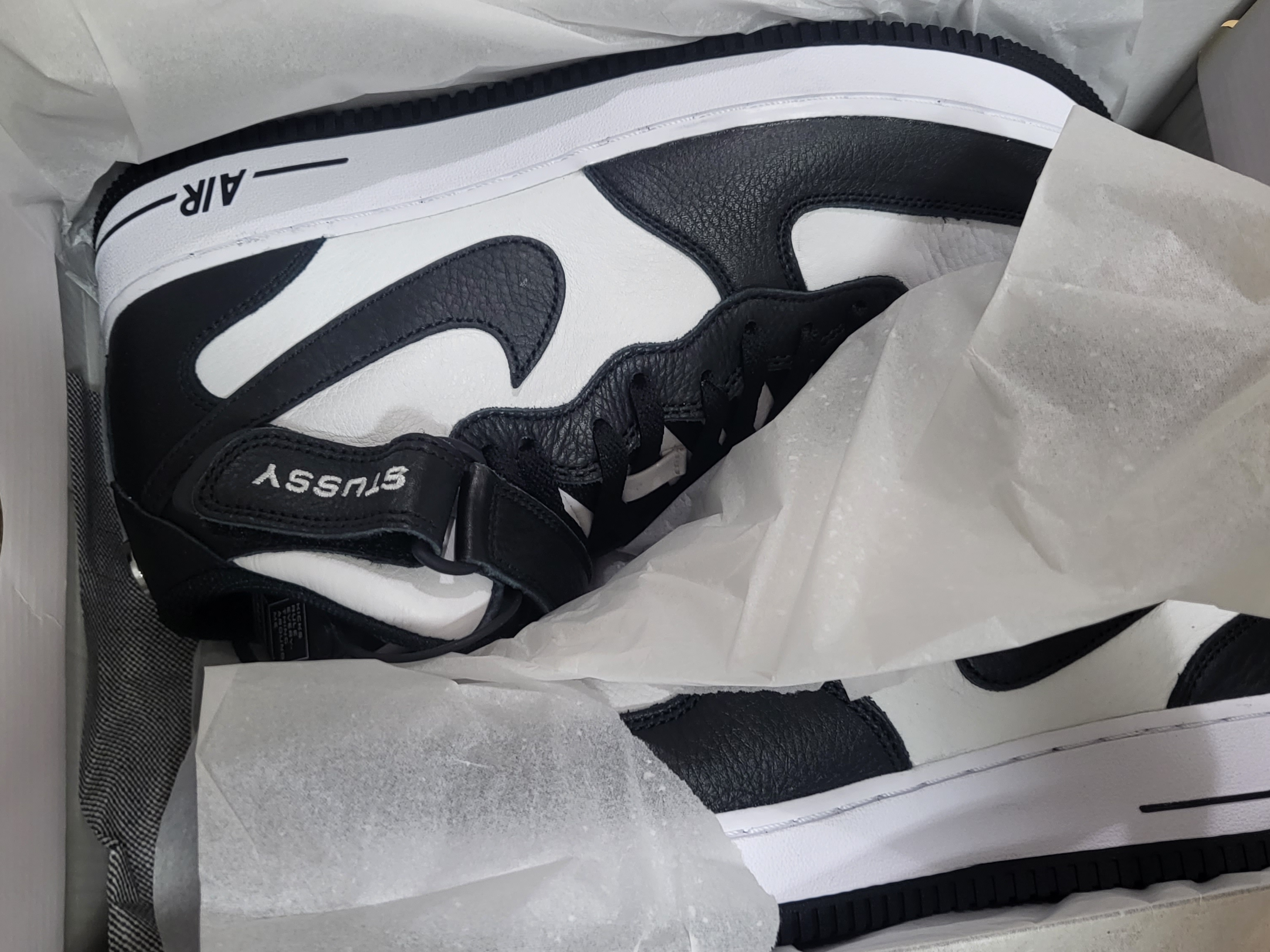 Nike x Stussy Air Force 1 '07 Mid SP Black and Light Bone 착용 스타일 - 1
