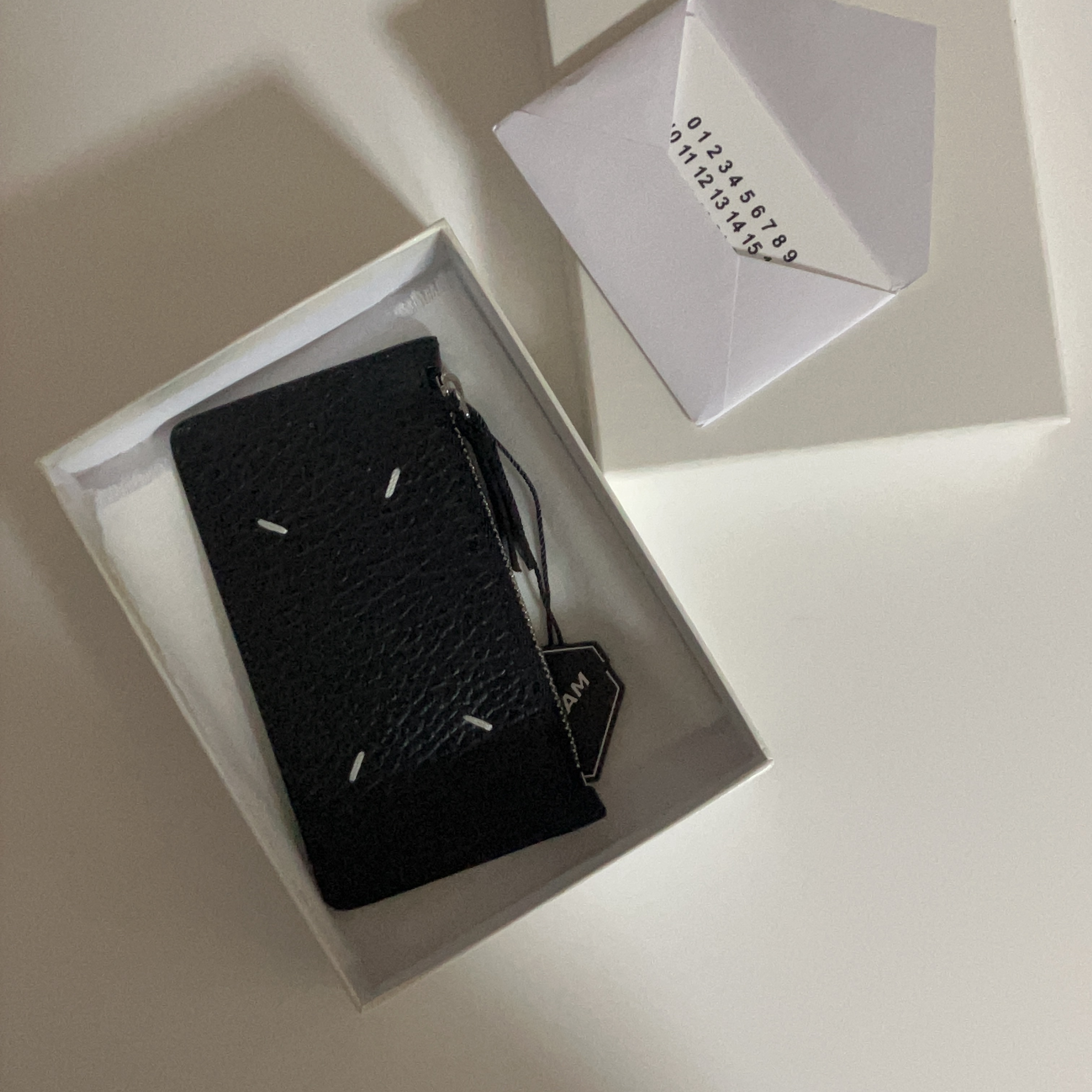 Maison Margiela Stitch Leather Zipped Card Holder Black 착용 스타일