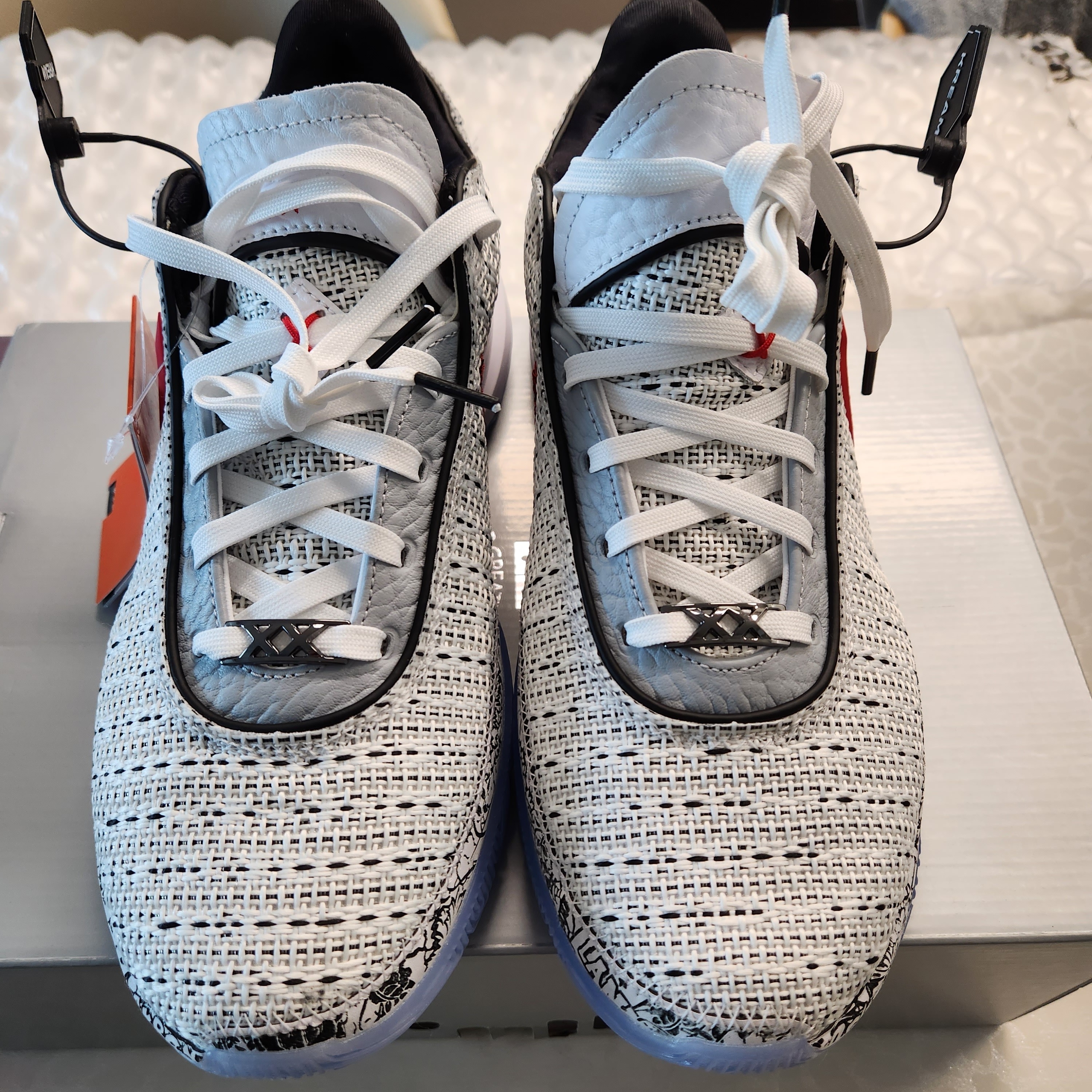 Nike LeBron XX EP White Metalic Gold 착용 스타일 - 1