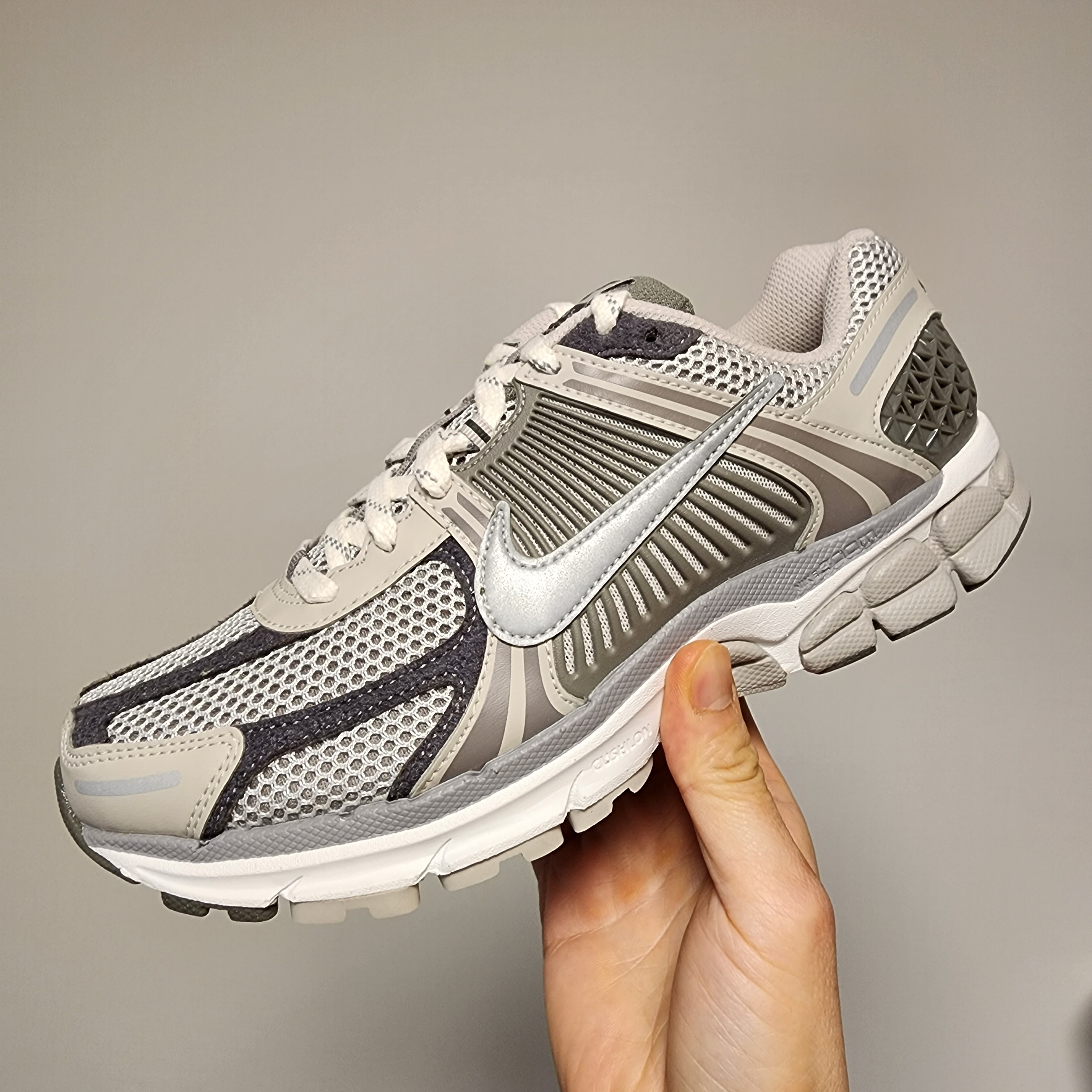 Nike Zoom Vomero 5 PRM Light Iron Ore and Flat Fewter 착용 스타일 - 1
