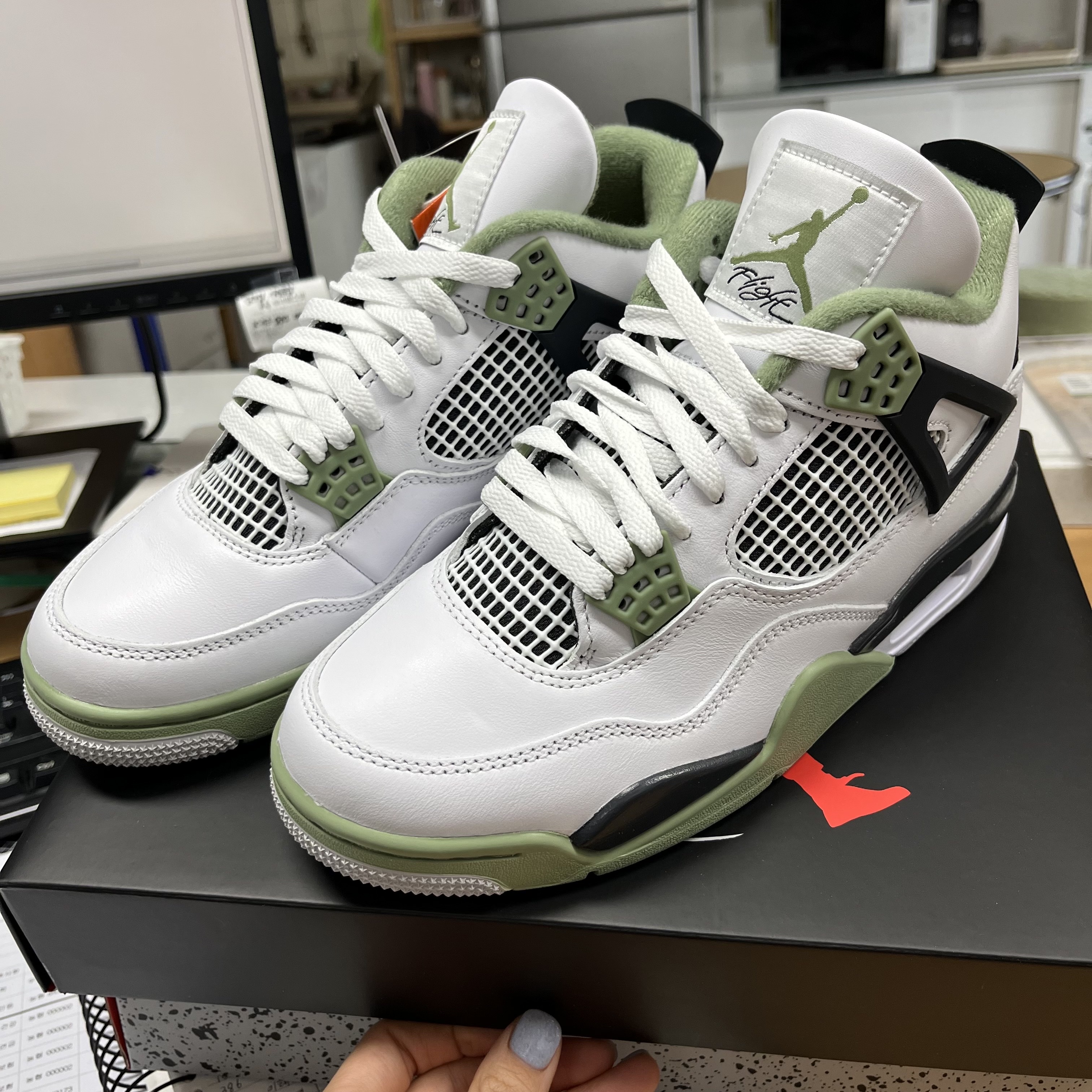 (W) Jordan 4 Retro Oil Green 착용 스타일