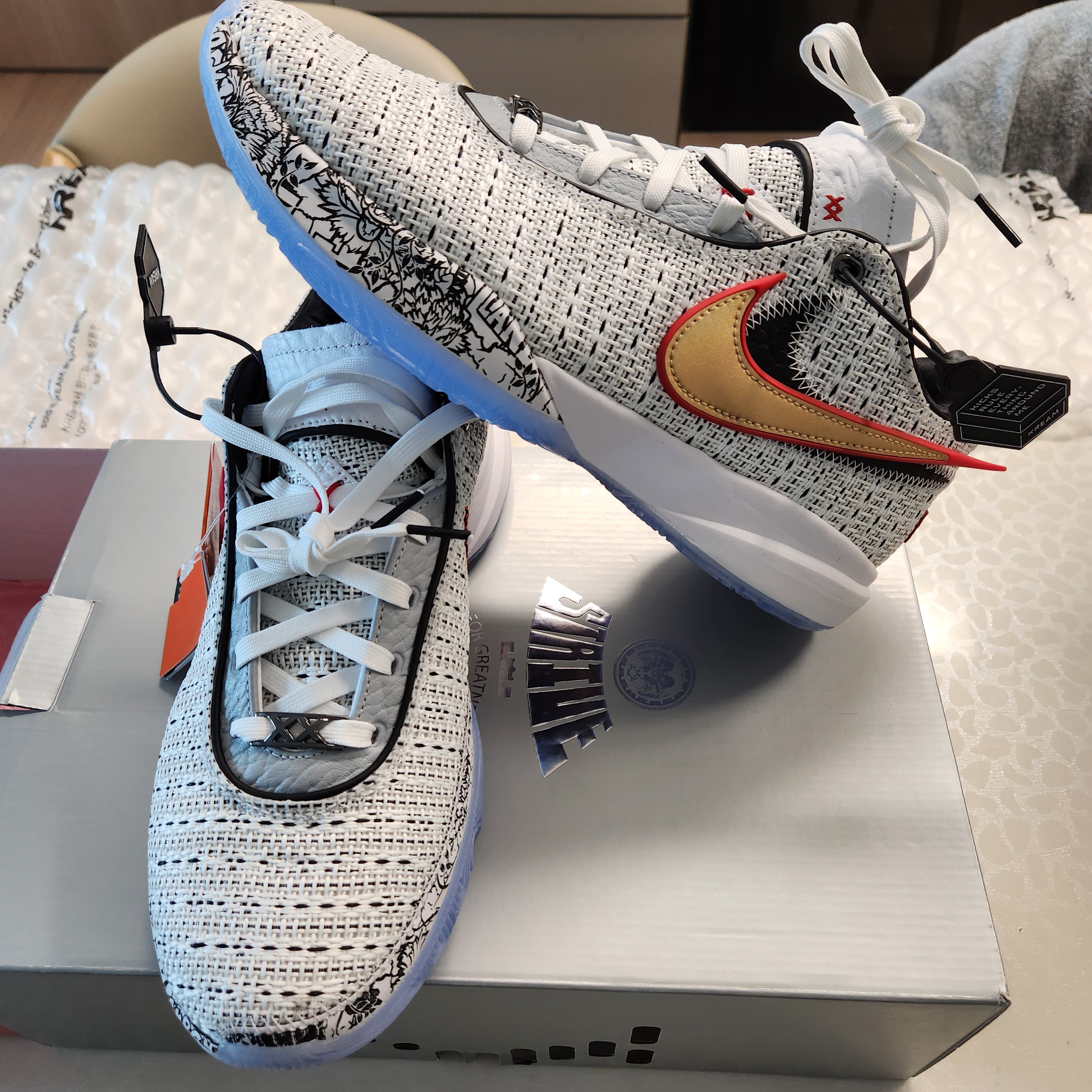 Nike LeBron XX EP White Metalic Gold 착용 스타일 - 2