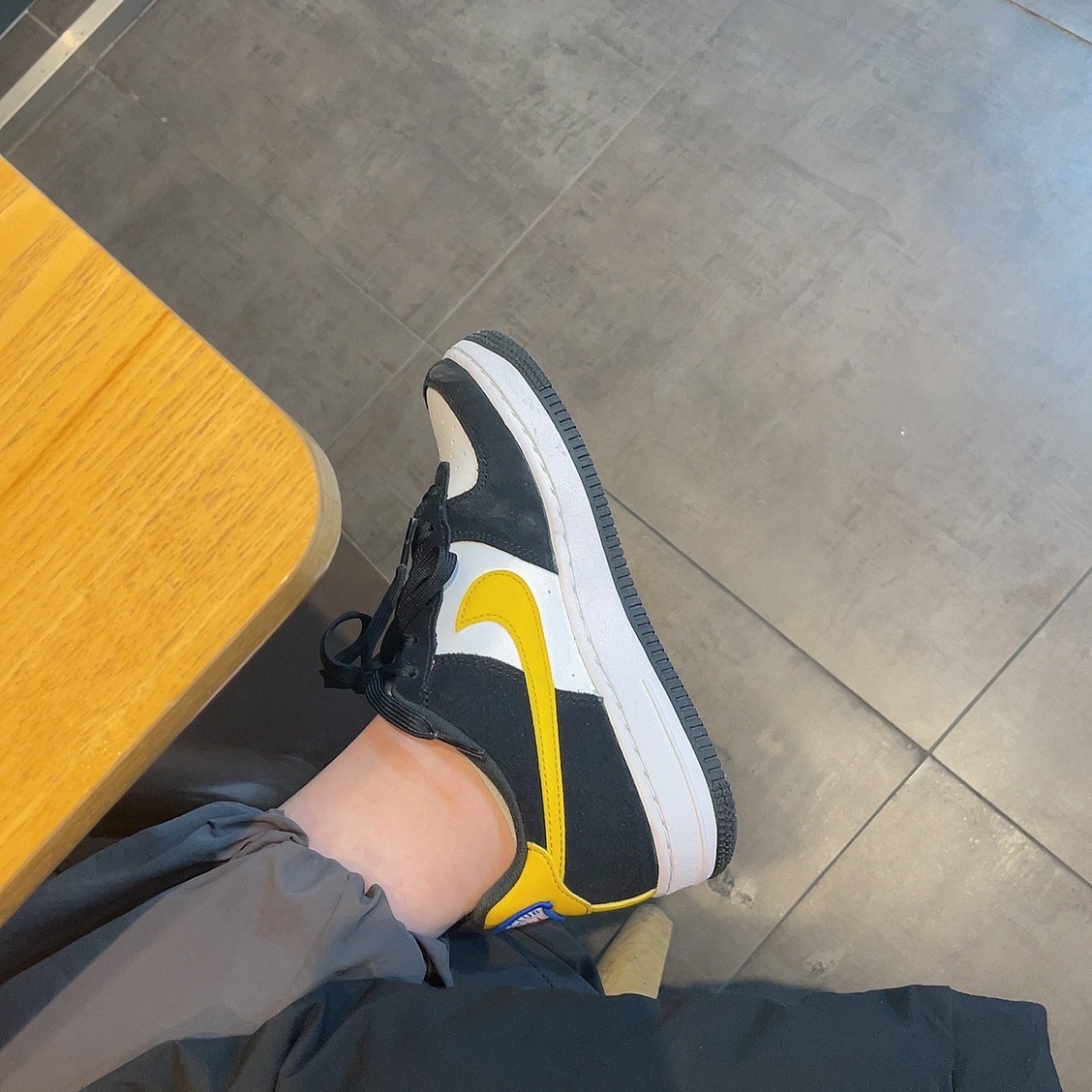 (GS) Nike Air Force 1 LV8 Athletic Club Black Dark Sulfur 착용 스타일 - 2