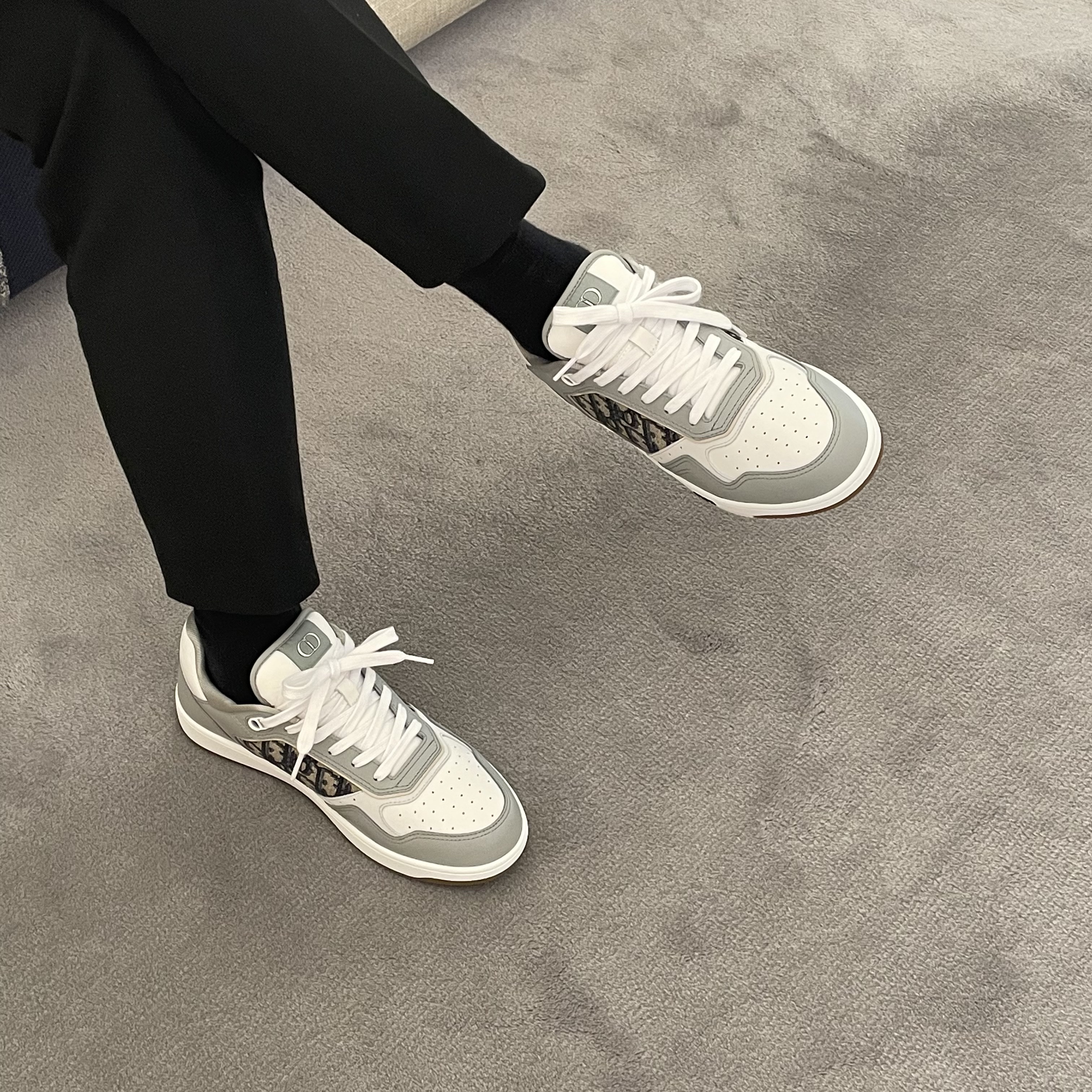 Dior B27 Low-Top Sneakers Gray 착용 스타일 - 1