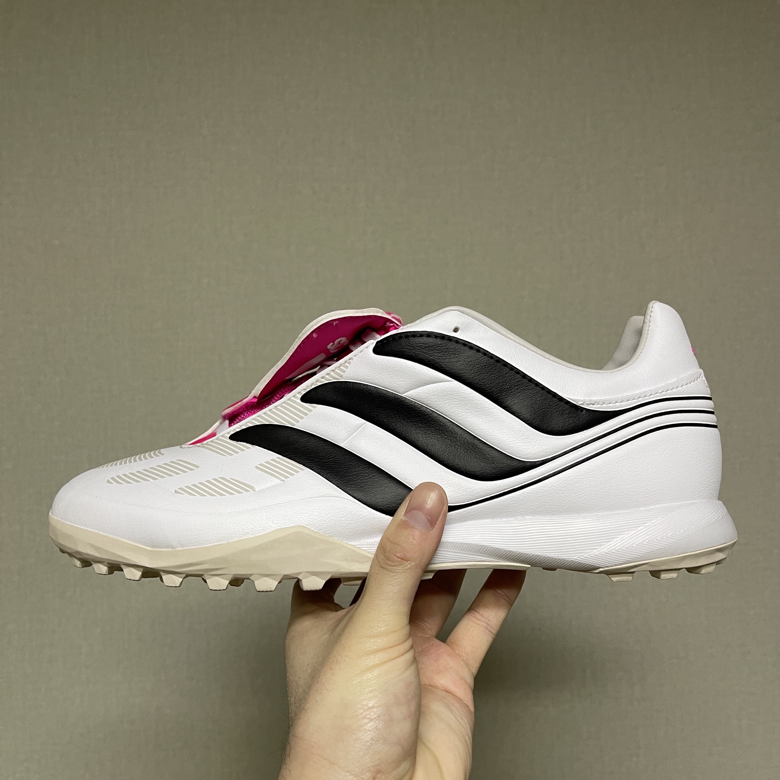 Adidas Predator Precision.3 TF Cloud White Team Shock Pink 착용 스타일 - 1