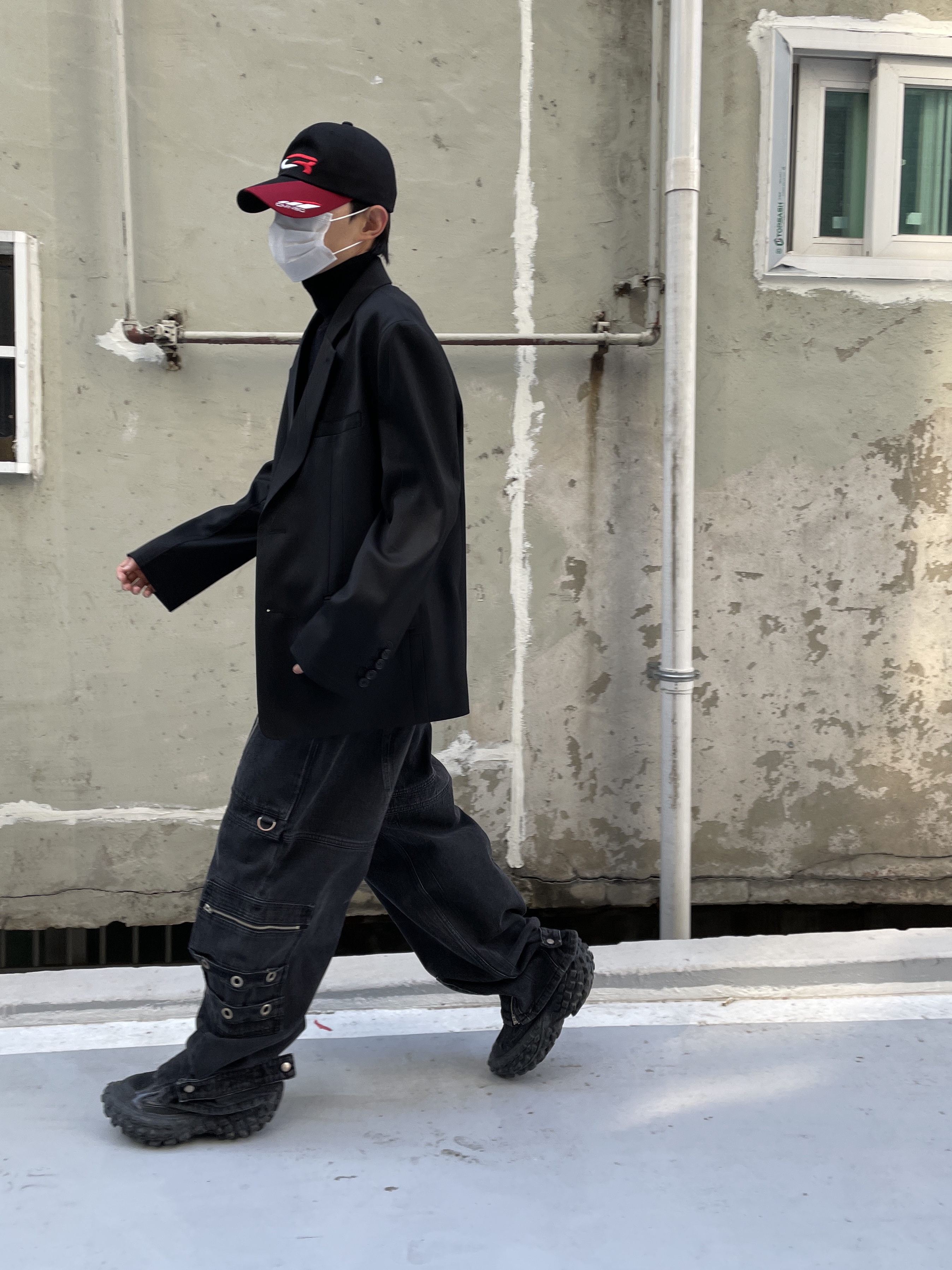 Balenciaga Defender Sneakers Black 착용 스타일 - 2