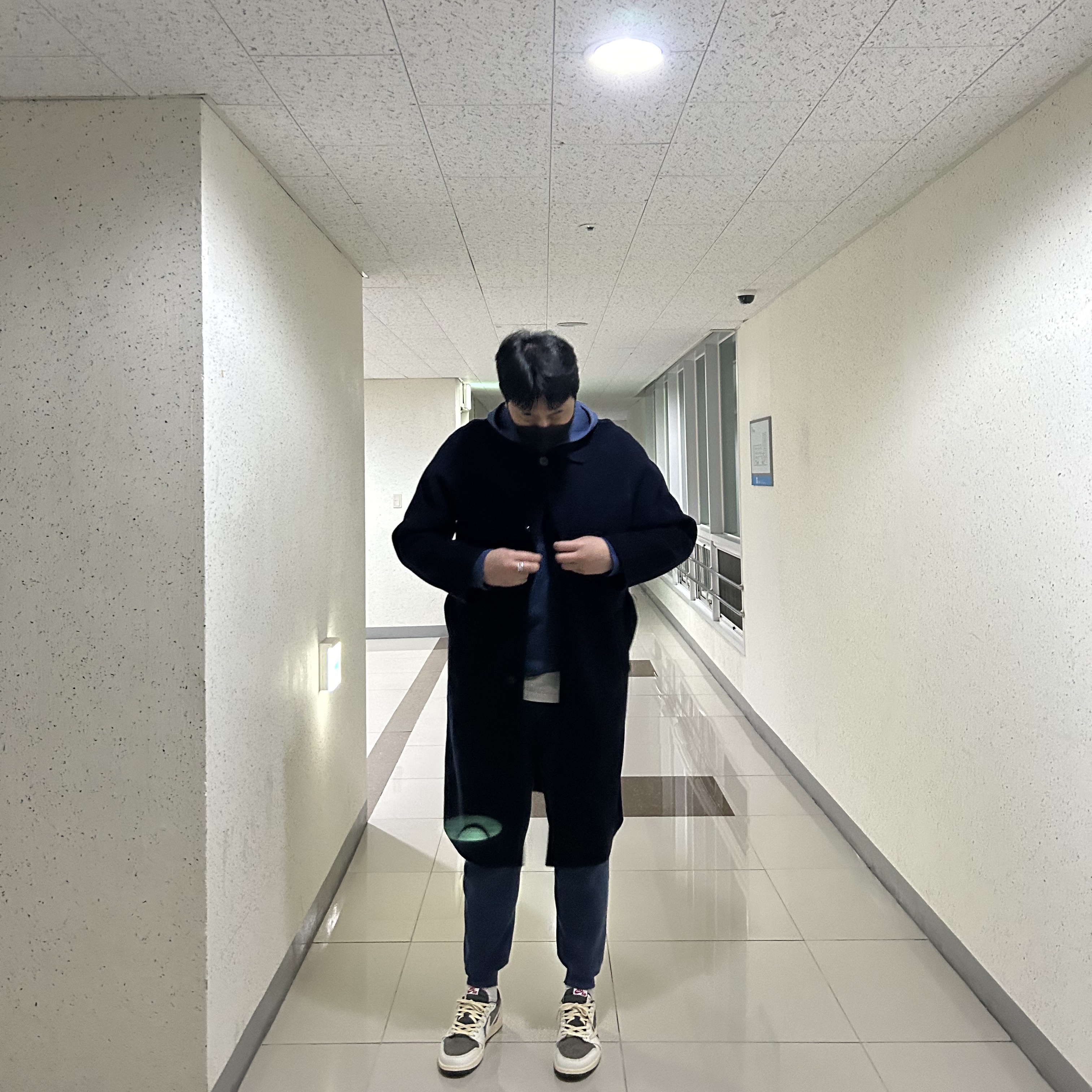 Jordan 1 x Travis Scott Retro Low OG SP Sail and Ridgerock, Adidas Yeezy Boost 350 V2 Beluga - Reflective 착용 스타일 - 1